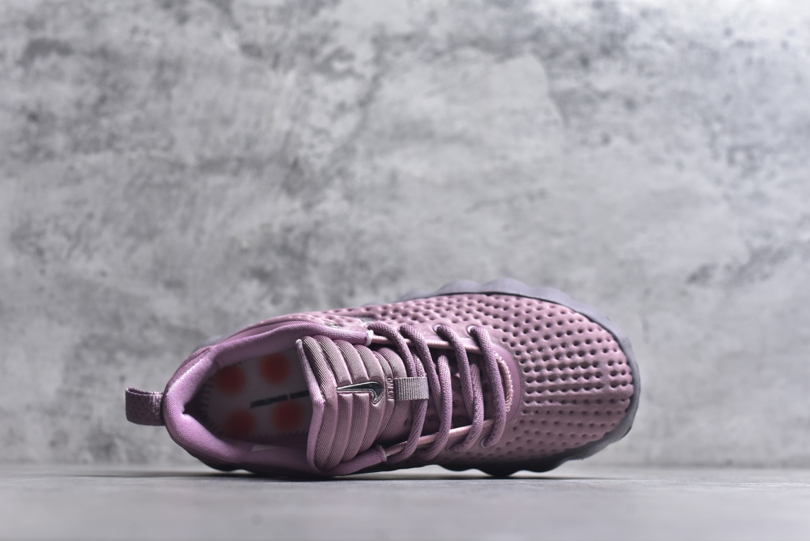 图片[4]-#NK Mind 002 黑科技足底按摩舒适贴合训练鞋 该系列首作 HQ4310-200 Mind 001 从神经科学中汲取灵感，打造出一款不仅外观独特，更能为穿着者带来别样感知体验的球鞋，此次新作将继续延续此核心方向。历时十年打磨的 Mind 系列，承载着 Nike 对未来鞋款的愿景呈现。系列中的每双鞋，外底均由 22 个独立泡沫结节构成，旨在模拟赤足般的体验。这些结节通过与足底感官感受器的相互作用，从而促进人体的自然步态。实拍调校N版已经零色差零失真 百分百还原实物色彩所见即所得 不存在货不对板色差等低级问题 选购参考实物拍摄 不混卖不参货 只用心做好货严格选品 承诺混一赔十 尺码：36 36.5 37.5 38 38.5 39 40 40.5 41 42 42.5 43 44 44.5 45-选品中心