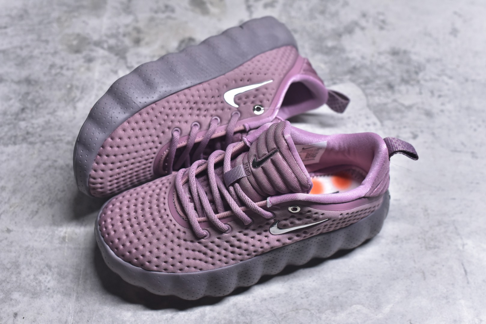 图片[7]-#NK Mind 002 黑科技足底按摩舒适贴合训练鞋 该系列首作 HQ4310-200 Mind 001 从神经科学中汲取灵感，打造出一款不仅外观独特，更能为穿着者带来别样感知体验的球鞋，此次新作将继续延续此核心方向。历时十年打磨的 Mind 系列，承载着 Nike 对未来鞋款的愿景呈现。系列中的每双鞋，外底均由 22 个独立泡沫结节构成，旨在模拟赤足般的体验。这些结节通过与足底感官感受器的相互作用，从而促进人体的自然步态。实拍调校N版已经零色差零失真 百分百还原实物色彩所见即所得 不存在货不对板色差等低级问题 选购参考实物拍摄 不混卖不参货 只用心做好货严格选品 承诺混一赔十 尺码：36 36.5 37.5 38 38.5 39 40 40.5 41 42 42.5 43 44 44.5 45-选品中心