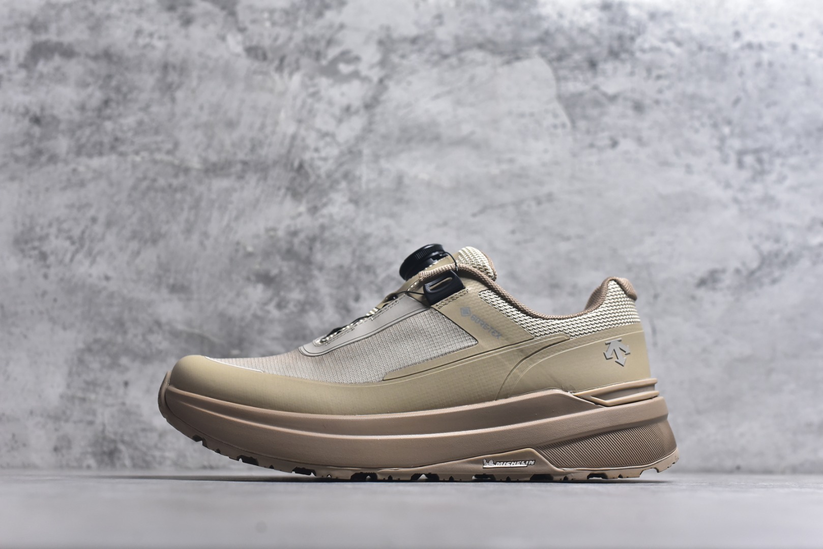 #DESCENTE迪桑特ENERZITE男款PRIMER WIRE GTX 2.0透气运动跑鞋 这双鞋的PRIMER GTX技术确保你在雨天也能保持双脚干爽。不仅如此，它的设计既时尚又实用，适合各种场合穿着。无论是晨跑还是逛街，都能轻松应对。 这款跑鞋的舒适度也值得一提。它采用了先进的缓震技术，长时间行走也不会感到疲劳。透气性极佳的材质让脚部始终保持清爽，即使在炎热的天气里也能享受舒适的穿着体验。 货号：D6131DSN34 尺码：36-45-选品中心