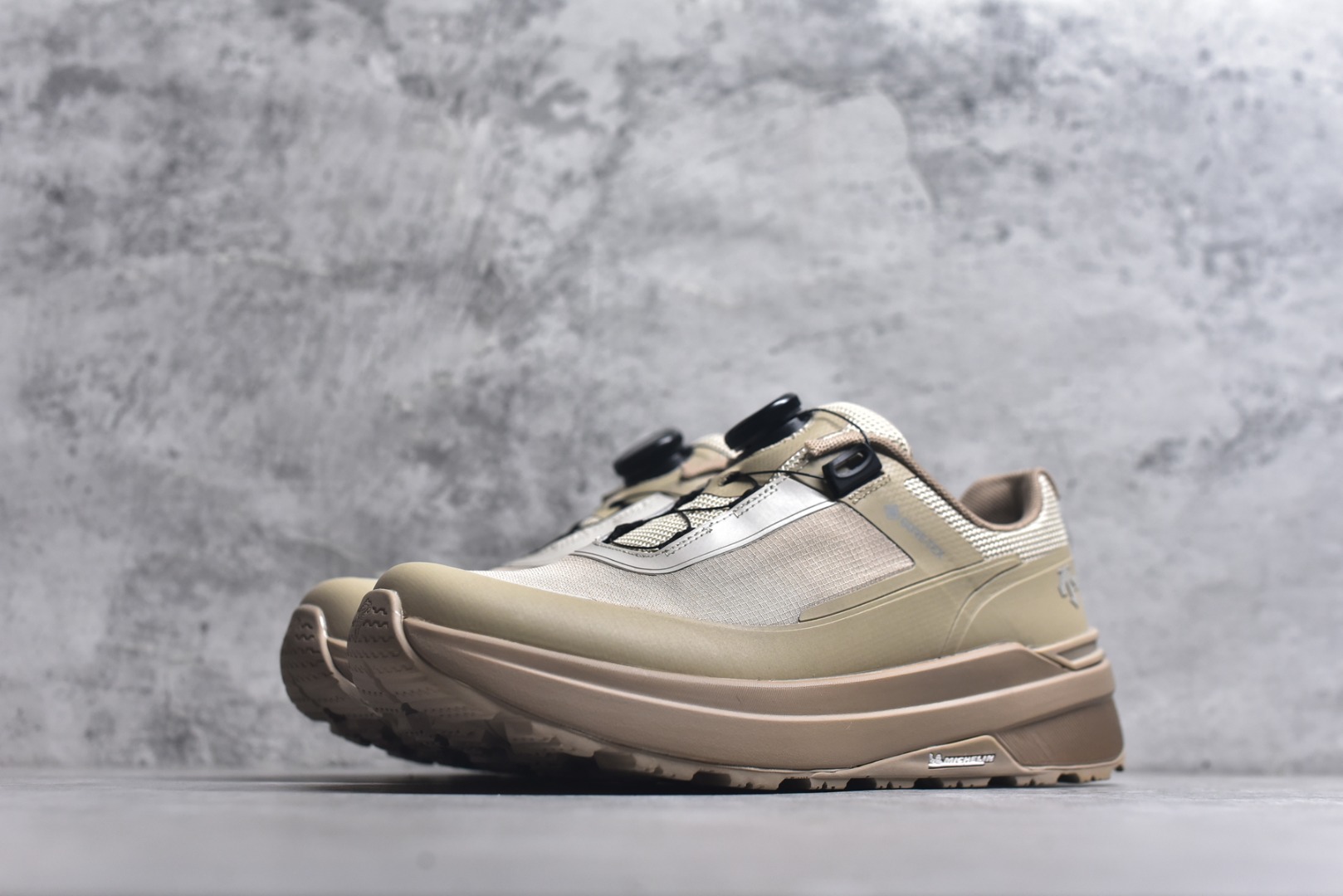 图片[2]-#DESCENTE迪桑特ENERZITE男款PRIMER WIRE GTX 2.0透气运动跑鞋 这双鞋的PRIMER GTX技术确保你在雨天也能保持双脚干爽。不仅如此，它的设计既时尚又实用，适合各种场合穿着。无论是晨跑还是逛街，都能轻松应对。 这款跑鞋的舒适度也值得一提。它采用了先进的缓震技术，长时间行走也不会感到疲劳。透气性极佳的材质让脚部始终保持清爽，即使在炎热的天气里也能享受舒适的穿着体验。 货号：D6131DSN34 尺码：36-45-选品中心