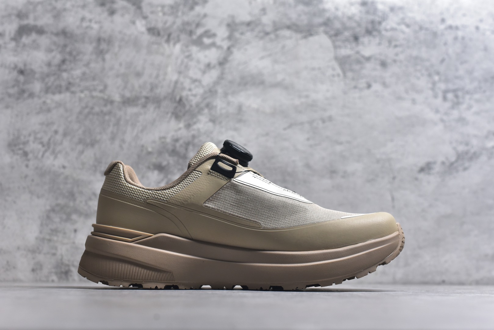 图片[3]-#DESCENTE迪桑特ENERZITE男款PRIMER WIRE GTX 2.0透气运动跑鞋 这双鞋的PRIMER GTX技术确保你在雨天也能保持双脚干爽。不仅如此，它的设计既时尚又实用，适合各种场合穿着。无论是晨跑还是逛街，都能轻松应对。 这款跑鞋的舒适度也值得一提。它采用了先进的缓震技术，长时间行走也不会感到疲劳。透气性极佳的材质让脚部始终保持清爽，即使在炎热的天气里也能享受舒适的穿着体验。 货号：D6131DSN34 尺码：36-45-选品中心