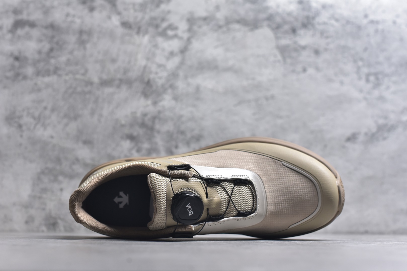 图片[4]-#DESCENTE迪桑特ENERZITE男款PRIMER WIRE GTX 2.0透气运动跑鞋 这双鞋的PRIMER GTX技术确保你在雨天也能保持双脚干爽。不仅如此，它的设计既时尚又实用，适合各种场合穿着。无论是晨跑还是逛街，都能轻松应对。 这款跑鞋的舒适度也值得一提。它采用了先进的缓震技术，长时间行走也不会感到疲劳。透气性极佳的材质让脚部始终保持清爽，即使在炎热的天气里也能享受舒适的穿着体验。 货号：D6131DSN34 尺码：36-45-选品中心