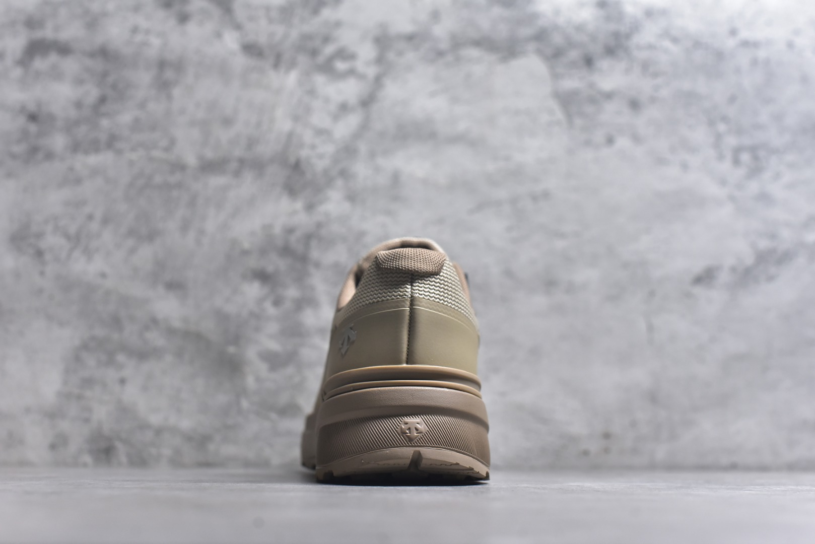 图片[5]-#DESCENTE迪桑特ENERZITE男款PRIMER WIRE GTX 2.0透气运动跑鞋 这双鞋的PRIMER GTX技术确保你在雨天也能保持双脚干爽。不仅如此，它的设计既时尚又实用，适合各种场合穿着。无论是晨跑还是逛街，都能轻松应对。 这款跑鞋的舒适度也值得一提。它采用了先进的缓震技术，长时间行走也不会感到疲劳。透气性极佳的材质让脚部始终保持清爽，即使在炎热的天气里也能享受舒适的穿着体验。 货号：D6131DSN34 尺码：36-45-选品中心