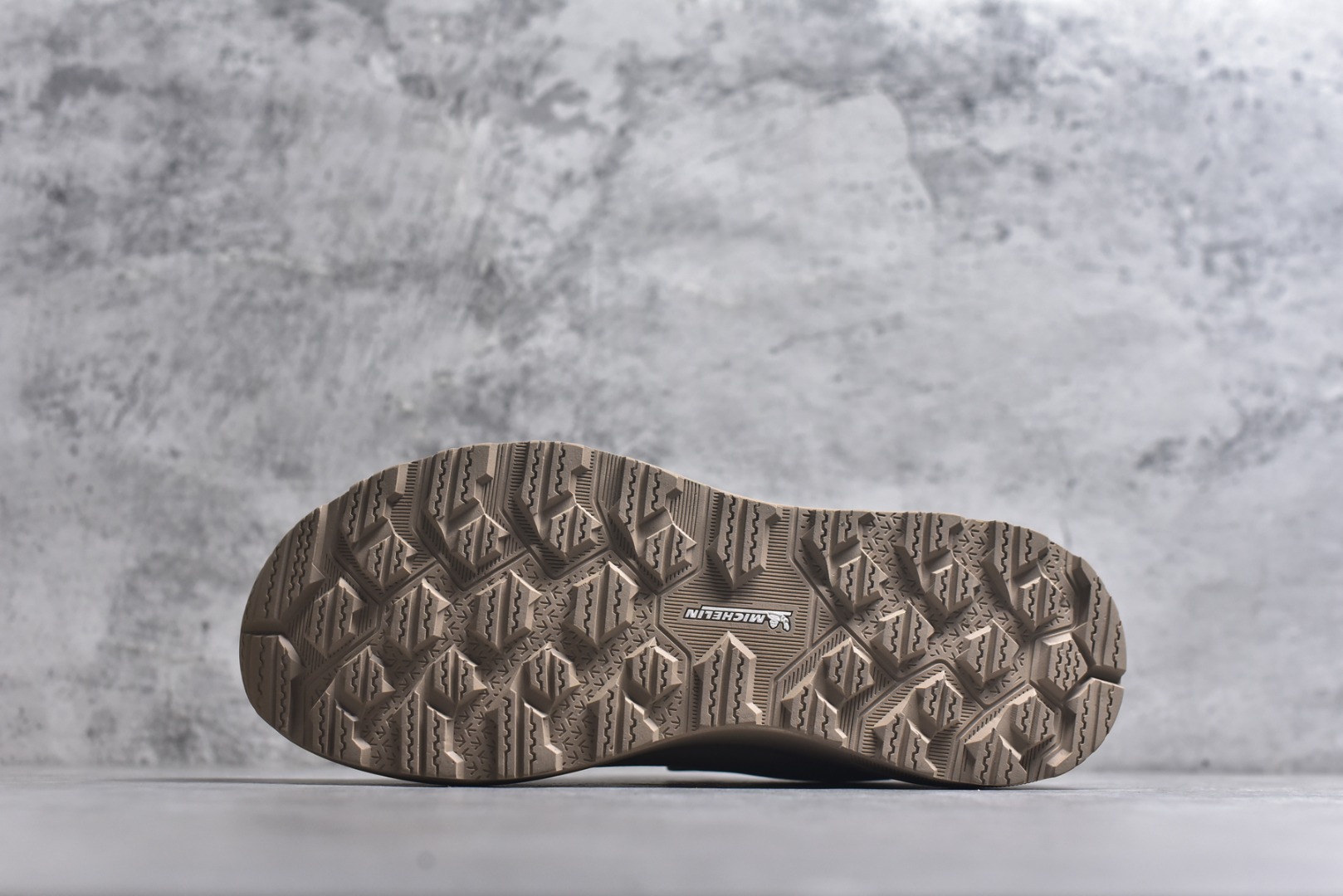 图片[6]-#DESCENTE迪桑特ENERZITE男款PRIMER WIRE GTX 2.0透气运动跑鞋 这双鞋的PRIMER GTX技术确保你在雨天也能保持双脚干爽。不仅如此，它的设计既时尚又实用，适合各种场合穿着。无论是晨跑还是逛街，都能轻松应对。 这款跑鞋的舒适度也值得一提。它采用了先进的缓震技术，长时间行走也不会感到疲劳。透气性极佳的材质让脚部始终保持清爽，即使在炎热的天气里也能享受舒适的穿着体验。 货号：D6131DSN34 尺码：36-45-选品中心