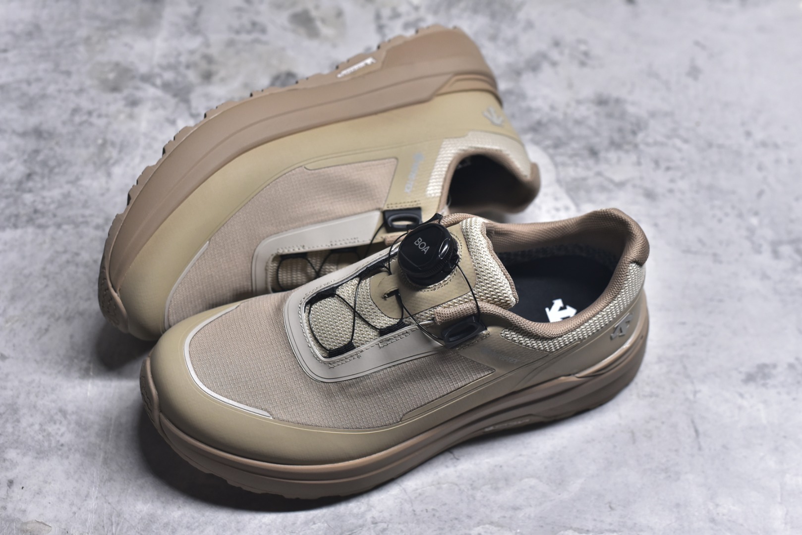 图片[7]-#DESCENTE迪桑特ENERZITE男款PRIMER WIRE GTX 2.0透气运动跑鞋 这双鞋的PRIMER GTX技术确保你在雨天也能保持双脚干爽。不仅如此，它的设计既时尚又实用，适合各种场合穿着。无论是晨跑还是逛街，都能轻松应对。 这款跑鞋的舒适度也值得一提。它采用了先进的缓震技术，长时间行走也不会感到疲劳。透气性极佳的材质让脚部始终保持清爽，即使在炎热的天气里也能享受舒适的穿着体验。 货号：D6131DSN34 尺码：36-45-选品中心