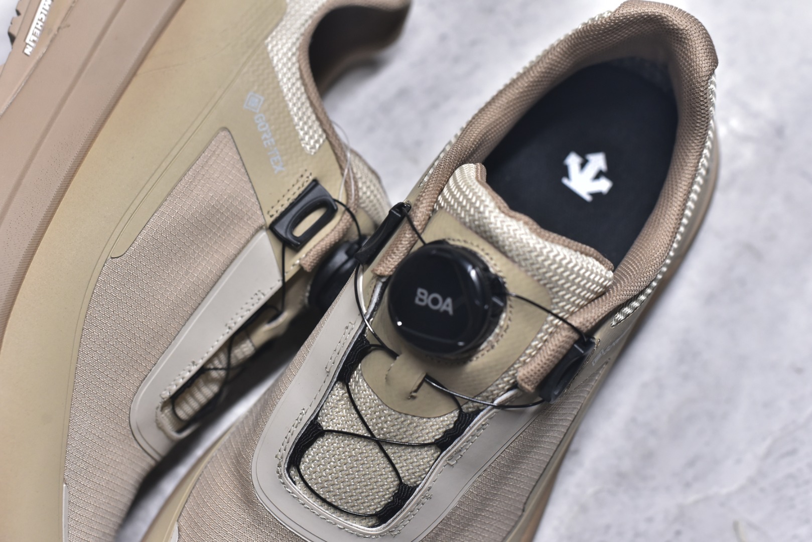 图片[9]-#DESCENTE迪桑特ENERZITE男款PRIMER WIRE GTX 2.0透气运动跑鞋 这双鞋的PRIMER GTX技术确保你在雨天也能保持双脚干爽。不仅如此，它的设计既时尚又实用，适合各种场合穿着。无论是晨跑还是逛街，都能轻松应对。 这款跑鞋的舒适度也值得一提。它采用了先进的缓震技术，长时间行走也不会感到疲劳。透气性极佳的材质让脚部始终保持清爽，即使在炎热的天气里也能享受舒适的穿着体验。 货号：D6131DSN34 尺码：36-45-选品中心