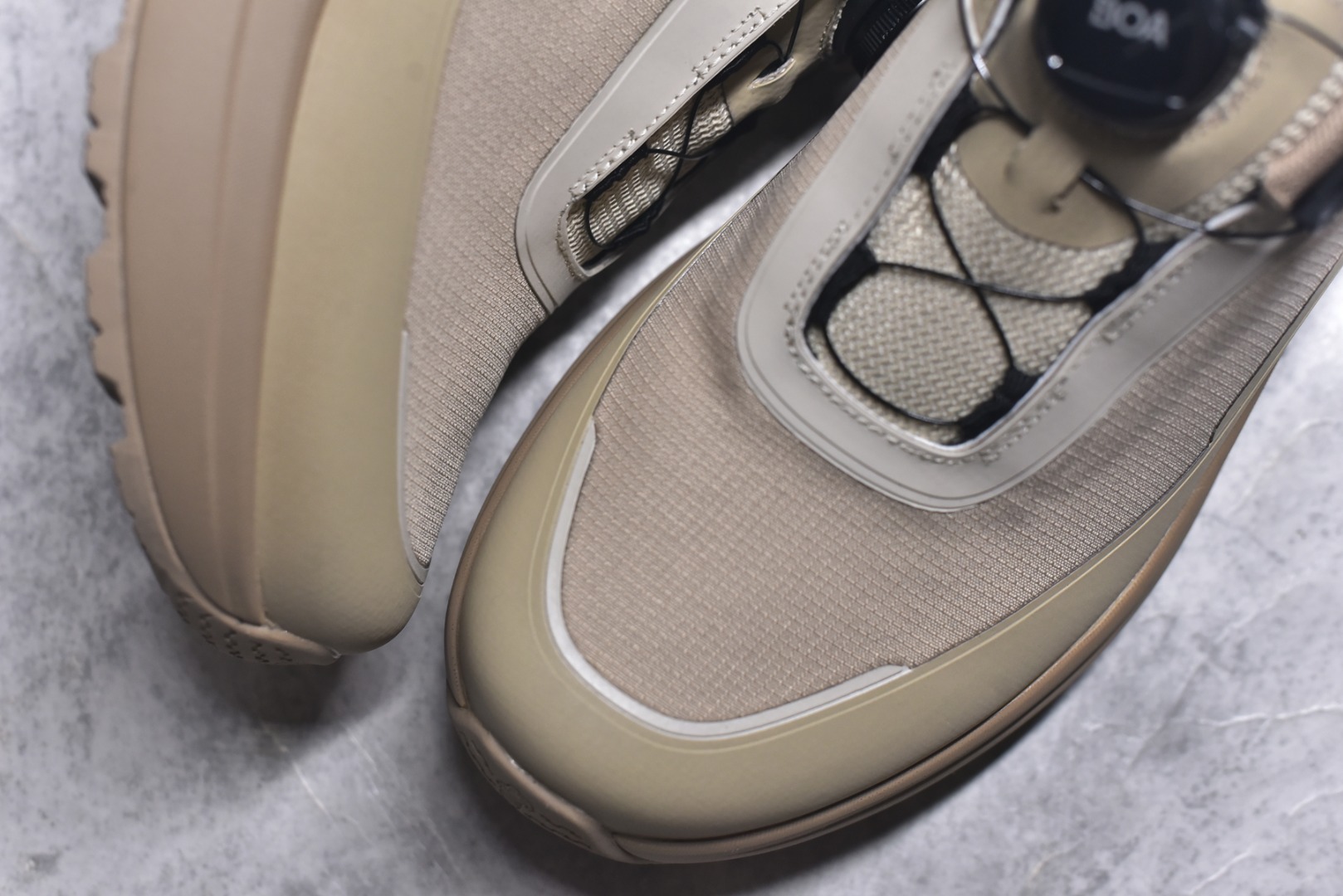 图片[8]-#DESCENTE迪桑特ENERZITE男款PRIMER WIRE GTX 2.0透气运动跑鞋 这双鞋的PRIMER GTX技术确保你在雨天也能保持双脚干爽。不仅如此，它的设计既时尚又实用，适合各种场合穿着。无论是晨跑还是逛街，都能轻松应对。 这款跑鞋的舒适度也值得一提。它采用了先进的缓震技术，长时间行走也不会感到疲劳。透气性极佳的材质让脚部始终保持清爽，即使在炎热的天气里也能享受舒适的穿着体验。 货号：D6131DSN34 尺码：36-45-选品中心