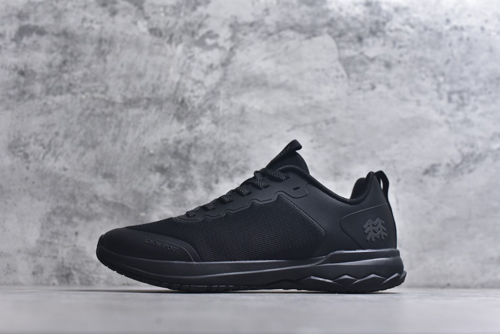 #可隆KOLON SPORT 合成革 户外运动 减震低帮 生活休闲鞋 男款 黑色 鞋面采用高品质细腻材质，满定日常场景激 鞋面无缝线设计，激光冲孔，突出产品质感后跟稳定包裹，有效提升行走效率 品牌常青树Logo镂空设计，提升穿着舒适感的同时，突出品牌DNA 一使用Ortholite鞋垫，具备优异回弹性、抗菌防霉 货号：LHFC5ST401-BK 尺码：36-45-选品中心