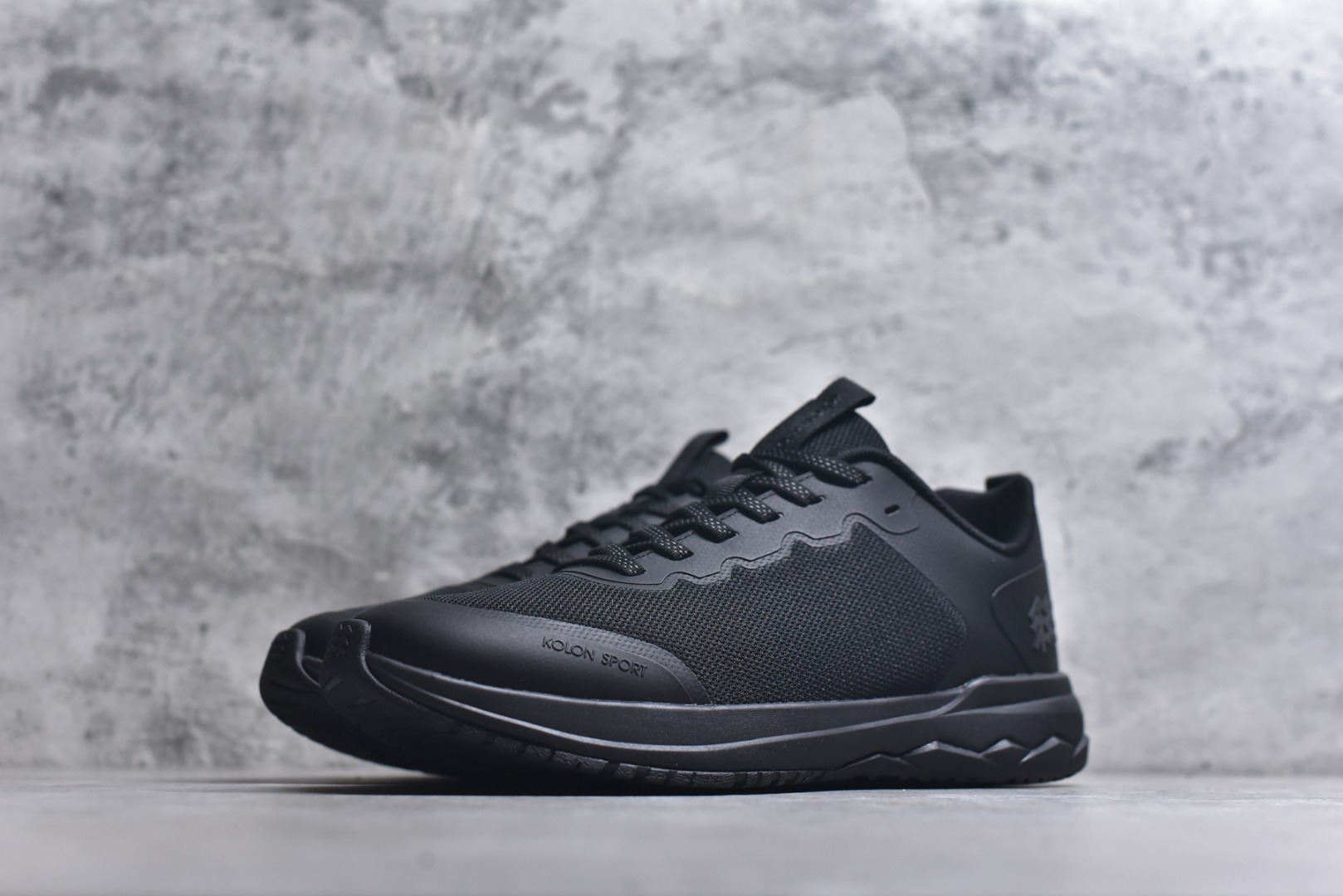 图片[2]-#可隆KOLON SPORT 合成革 户外运动 减震低帮 生活休闲鞋 男款 黑色 鞋面采用高品质细腻材质，满定日常场景激 鞋面无缝线设计，激光冲孔，突出产品质感后跟稳定包裹，有效提升行走效率 品牌常青树Logo镂空设计，提升穿着舒适感的同时，突出品牌DNA 一使用Ortholite鞋垫，具备优异回弹性、抗菌防霉 货号：LHFC5ST401-BK 尺码：36-45-选品中心