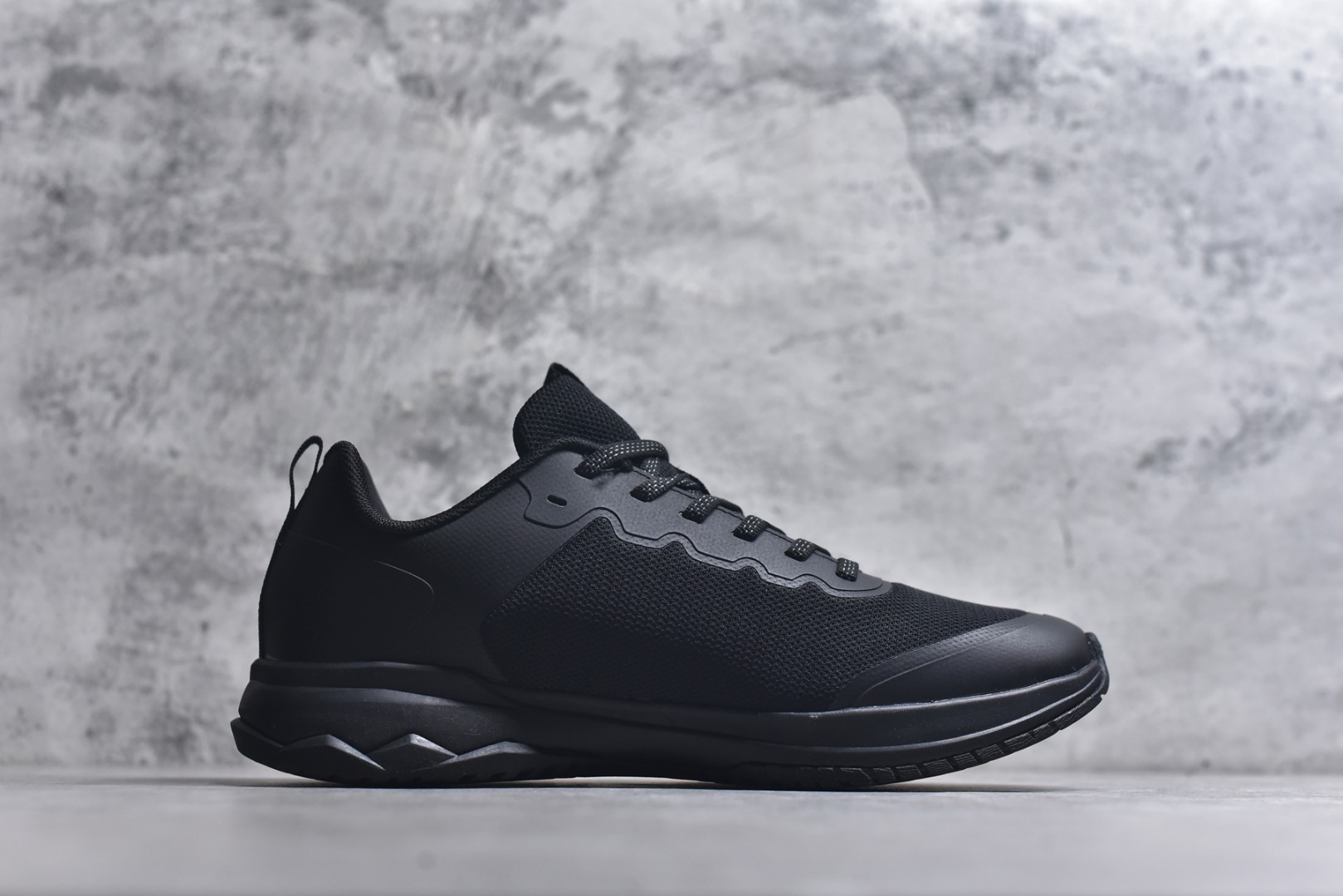 图片[3]-#可隆KOLON SPORT 合成革 户外运动 减震低帮 生活休闲鞋 男款 黑色 鞋面采用高品质细腻材质，满定日常场景激 鞋面无缝线设计，激光冲孔，突出产品质感后跟稳定包裹，有效提升行走效率 品牌常青树Logo镂空设计，提升穿着舒适感的同时，突出品牌DNA 一使用Ortholite鞋垫，具备优异回弹性、抗菌防霉 货号：LHFC5ST401-BK 尺码：36-45-选品中心