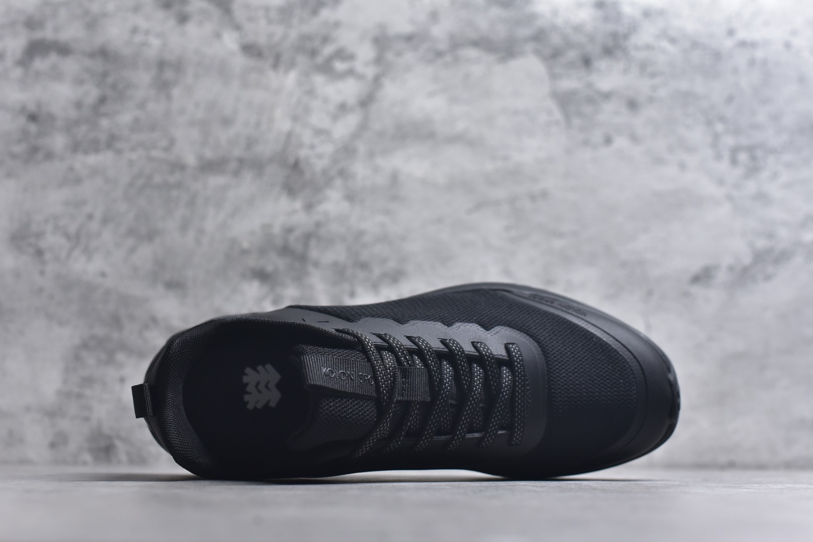 图片[4]-#可隆KOLON SPORT 合成革 户外运动 减震低帮 生活休闲鞋 男款 黑色 鞋面采用高品质细腻材质，满定日常场景激 鞋面无缝线设计，激光冲孔，突出产品质感后跟稳定包裹，有效提升行走效率 品牌常青树Logo镂空设计，提升穿着舒适感的同时，突出品牌DNA 一使用Ortholite鞋垫，具备优异回弹性、抗菌防霉 货号：LHFC5ST401-BK 尺码：36-45-选品中心