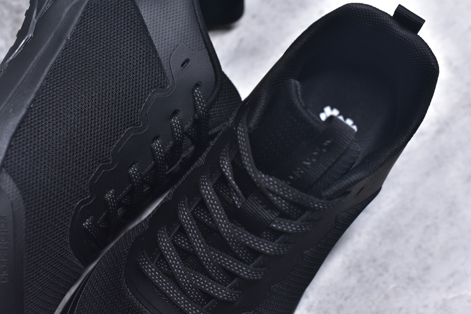 图片[9]-#可隆KOLON SPORT 合成革 户外运动 减震低帮 生活休闲鞋 男款 黑色 鞋面采用高品质细腻材质，满定日常场景激 鞋面无缝线设计，激光冲孔，突出产品质感后跟稳定包裹，有效提升行走效率 品牌常青树Logo镂空设计，提升穿着舒适感的同时，突出品牌DNA 一使用Ortholite鞋垫，具备优异回弹性、抗菌防霉 货号：LHFC5ST401-BK 尺码：36-45-选品中心