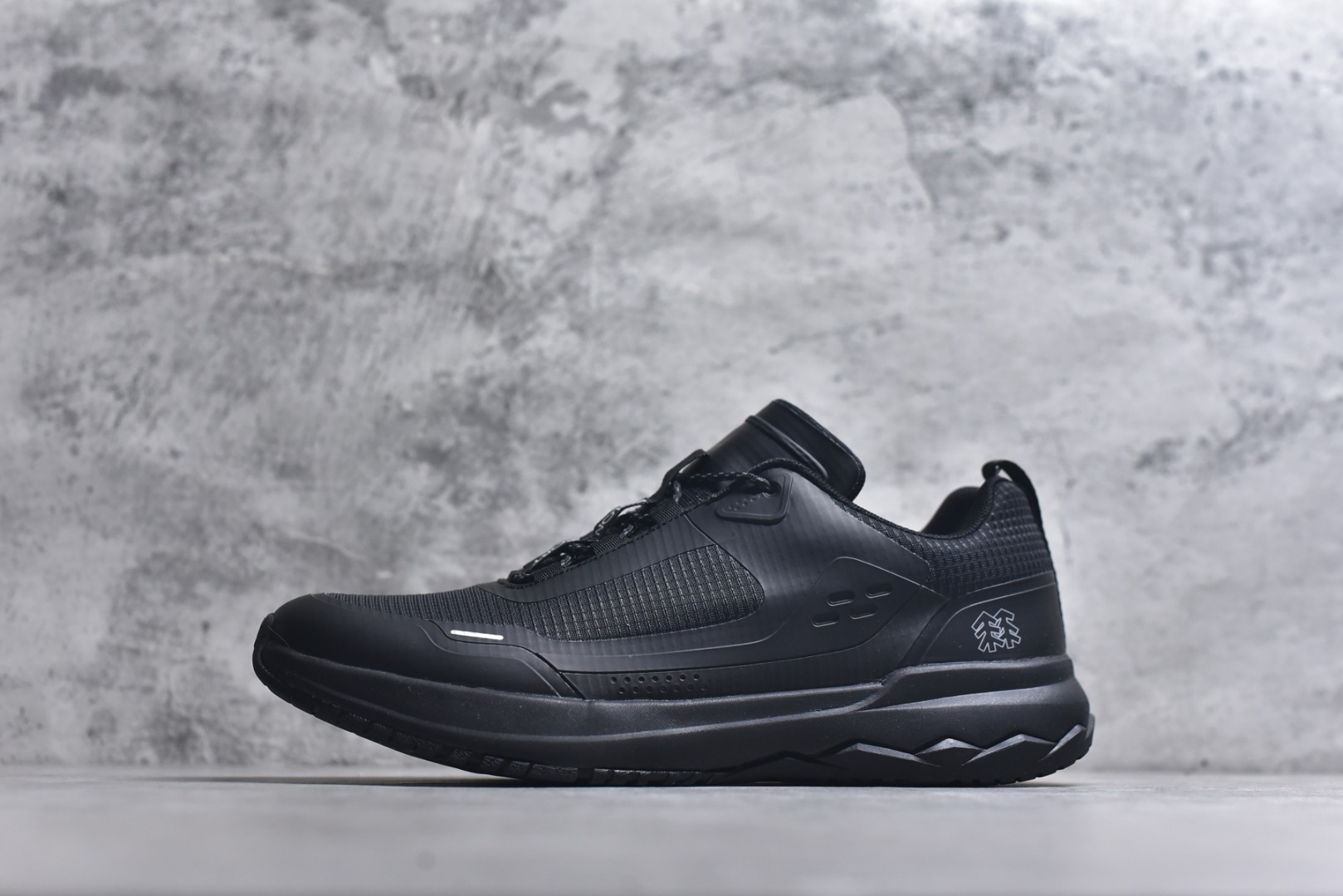 #可隆KOLON SPORT 合成革 户外运动 减震低帮 生活休闲鞋 男款 黑色 鞋面采用高品质细腻材质，满定日常场景激 鞋面无缝线设计，激光冲孔，突出产品质感后跟稳定包裹，有效提升行走效率 品牌常青树Logo镂空设计，提升穿着舒适感的同时，突出品牌DNA 一使用Ortholite鞋垫，具备优异回弹性、抗菌防霉 货号：LHFC5ST401-BK 尺码：36-45-选品中心