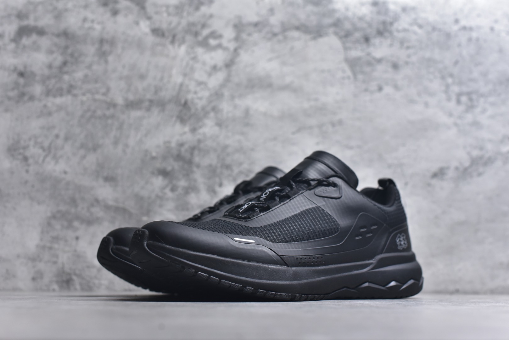 图片[2]-#可隆KOLON SPORT 合成革 户外运动 减震低帮 生活休闲鞋 男款 黑色 鞋面采用高品质细腻材质，满定日常场景激 鞋面无缝线设计，激光冲孔，突出产品质感后跟稳定包裹，有效提升行走效率 品牌常青树Logo镂空设计，提升穿着舒适感的同时，突出品牌DNA 一使用Ortholite鞋垫，具备优异回弹性、抗菌防霉 货号：LHFC5ST401-BK 尺码：36-45-选品中心