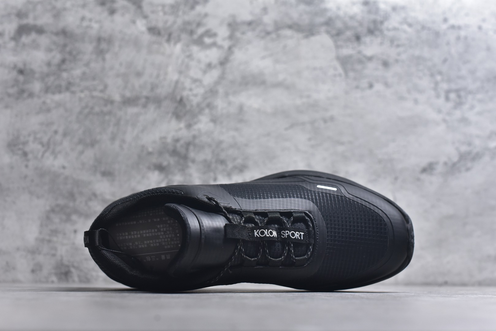 图片[4]-#可隆KOLON SPORT 合成革 户外运动 减震低帮 生活休闲鞋 男款 黑色 鞋面采用高品质细腻材质，满定日常场景激 鞋面无缝线设计，激光冲孔，突出产品质感后跟稳定包裹，有效提升行走效率 品牌常青树Logo镂空设计，提升穿着舒适感的同时，突出品牌DNA 一使用Ortholite鞋垫，具备优异回弹性、抗菌防霉 货号：LHFC5ST401-BK 尺码：36-45-选品中心
