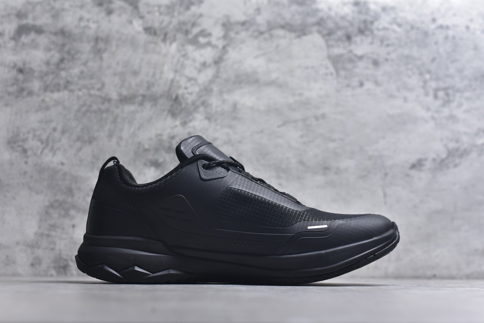 图片[3]-#可隆KOLON SPORT 合成革 户外运动 减震低帮 生活休闲鞋 男款 黑色 鞋面采用高品质细腻材质，满定日常场景激 鞋面无缝线设计，激光冲孔，突出产品质感后跟稳定包裹，有效提升行走效率 品牌常青树Logo镂空设计，提升穿着舒适感的同时，突出品牌DNA 一使用Ortholite鞋垫，具备优异回弹性、抗菌防霉 货号：LHFC5ST401-BK 尺码：36-45-选品中心