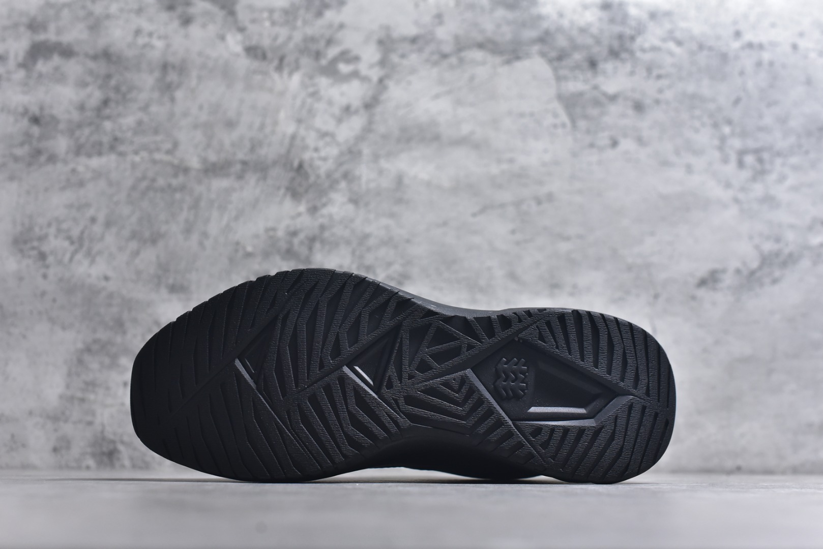 图片[6]-#可隆KOLON SPORT 合成革 户外运动 减震低帮 生活休闲鞋 男款 黑色 鞋面采用高品质细腻材质，满定日常场景激 鞋面无缝线设计，激光冲孔，突出产品质感后跟稳定包裹，有效提升行走效率 品牌常青树Logo镂空设计，提升穿着舒适感的同时，突出品牌DNA 一使用Ortholite鞋垫，具备优异回弹性、抗菌防霉 货号：LHFC5ST401-BK 尺码：36-45-选品中心