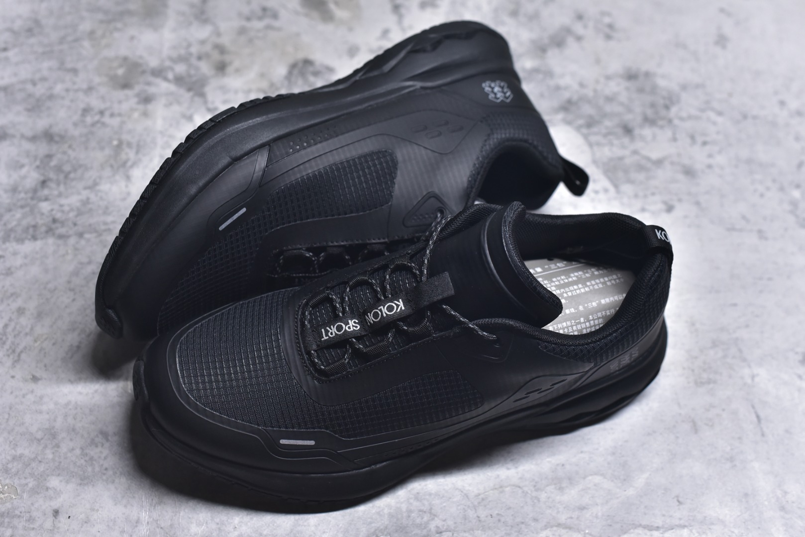 图片[7]-#可隆KOLON SPORT 合成革 户外运动 减震低帮 生活休闲鞋 男款 黑色 鞋面采用高品质细腻材质，满定日常场景激 鞋面无缝线设计，激光冲孔，突出产品质感后跟稳定包裹，有效提升行走效率 品牌常青树Logo镂空设计，提升穿着舒适感的同时，突出品牌DNA 一使用Ortholite鞋垫，具备优异回弹性、抗菌防霉 货号：LHFC5ST401-BK 尺码：36-45-选品中心