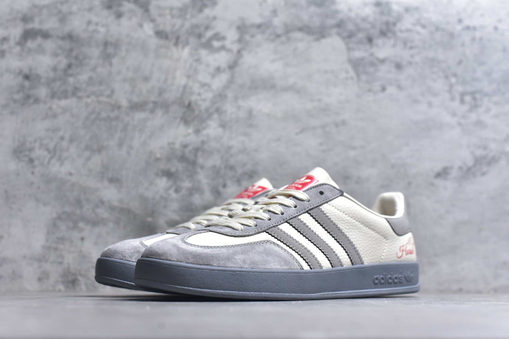 图片[2]-#马年新款海外定制限量发售 Adidas Originals GAZELLE INDOOR“马年联名限定-浅灰红马”专为 2026 丙午马年打造的限定德训鞋，延续 adidas 经典板鞋版型，鞋尾印有红色手写体Horse字样与骏马剪影，笔触轻盈醒目，鞋身主体为米白荔枝纹皮革，搭配浅灰磨砂皮鞋头、同色系三道杠及雾灰橡胶外底，荔枝皮鞋面柔软亲肤，橡胶防滑大底稳当贴脚 货号：ZH2598 尺码：36 36.5 37.5 38 38.5 39 40 40.5 41 42 42.5 43 44 44.5 45-选品中心