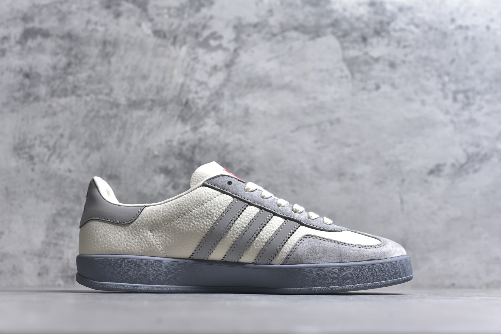 图片[3]-#马年新款海外定制限量发售 Adidas Originals GAZELLE INDOOR“马年联名限定-浅灰红马”专为 2026 丙午马年打造的限定德训鞋，延续 adidas 经典板鞋版型，鞋尾印有红色手写体Horse字样与骏马剪影，笔触轻盈醒目，鞋身主体为米白荔枝纹皮革，搭配浅灰磨砂皮鞋头、同色系三道杠及雾灰橡胶外底，荔枝皮鞋面柔软亲肤，橡胶防滑大底稳当贴脚 货号：ZH2598 尺码：36 36.5 37.5 38 38.5 39 40 40.5 41 42 42.5 43 44 44.5 45-选品中心