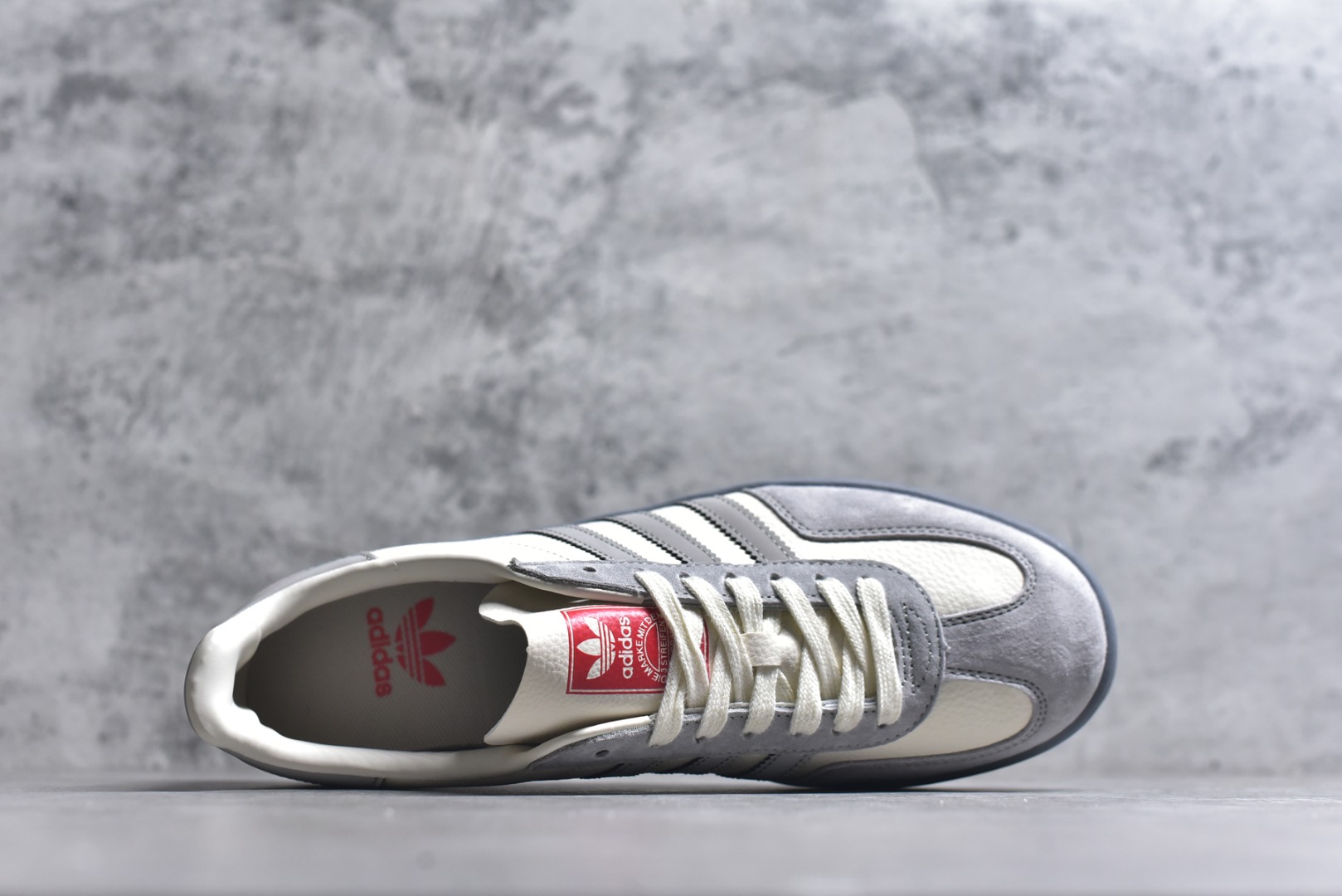 图片[4]-#马年新款海外定制限量发售 Adidas Originals GAZELLE INDOOR“马年联名限定-浅灰红马”专为 2026 丙午马年打造的限定德训鞋，延续 adidas 经典板鞋版型，鞋尾印有红色手写体Horse字样与骏马剪影，笔触轻盈醒目，鞋身主体为米白荔枝纹皮革，搭配浅灰磨砂皮鞋头、同色系三道杠及雾灰橡胶外底，荔枝皮鞋面柔软亲肤，橡胶防滑大底稳当贴脚 货号：ZH2598 尺码：36 36.5 37.5 38 38.5 39 40 40.5 41 42 42.5 43 44 44.5 45-选品中心