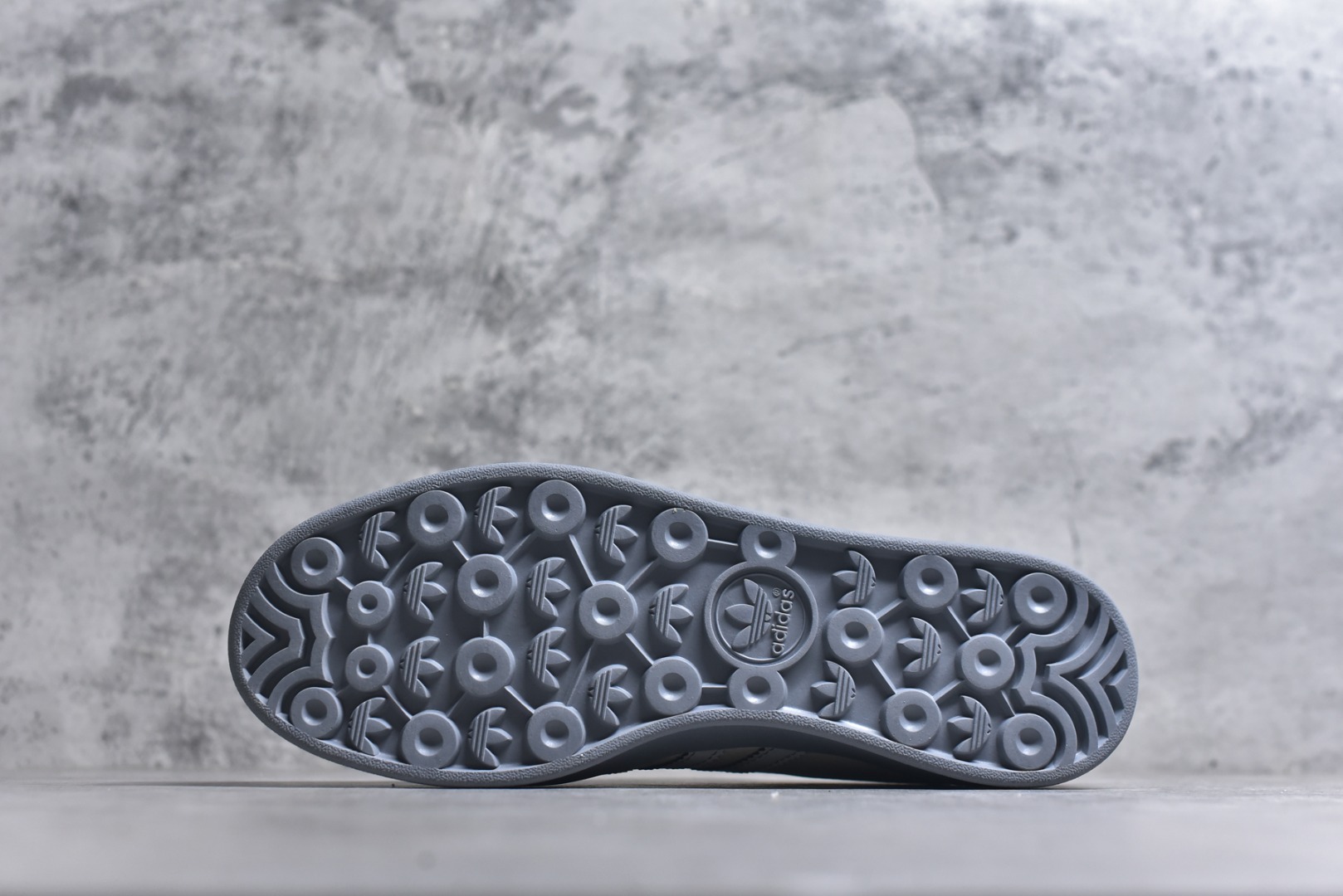 图片[6]-#马年新款海外定制限量发售 Adidas Originals GAZELLE INDOOR“马年联名限定-浅灰红马”专为 2026 丙午马年打造的限定德训鞋，延续 adidas 经典板鞋版型，鞋尾印有红色手写体Horse字样与骏马剪影，笔触轻盈醒目，鞋身主体为米白荔枝纹皮革，搭配浅灰磨砂皮鞋头、同色系三道杠及雾灰橡胶外底，荔枝皮鞋面柔软亲肤，橡胶防滑大底稳当贴脚 货号：ZH2598 尺码：36 36.5 37.5 38 38.5 39 40 40.5 41 42 42.5 43 44 44.5 45-选品中心