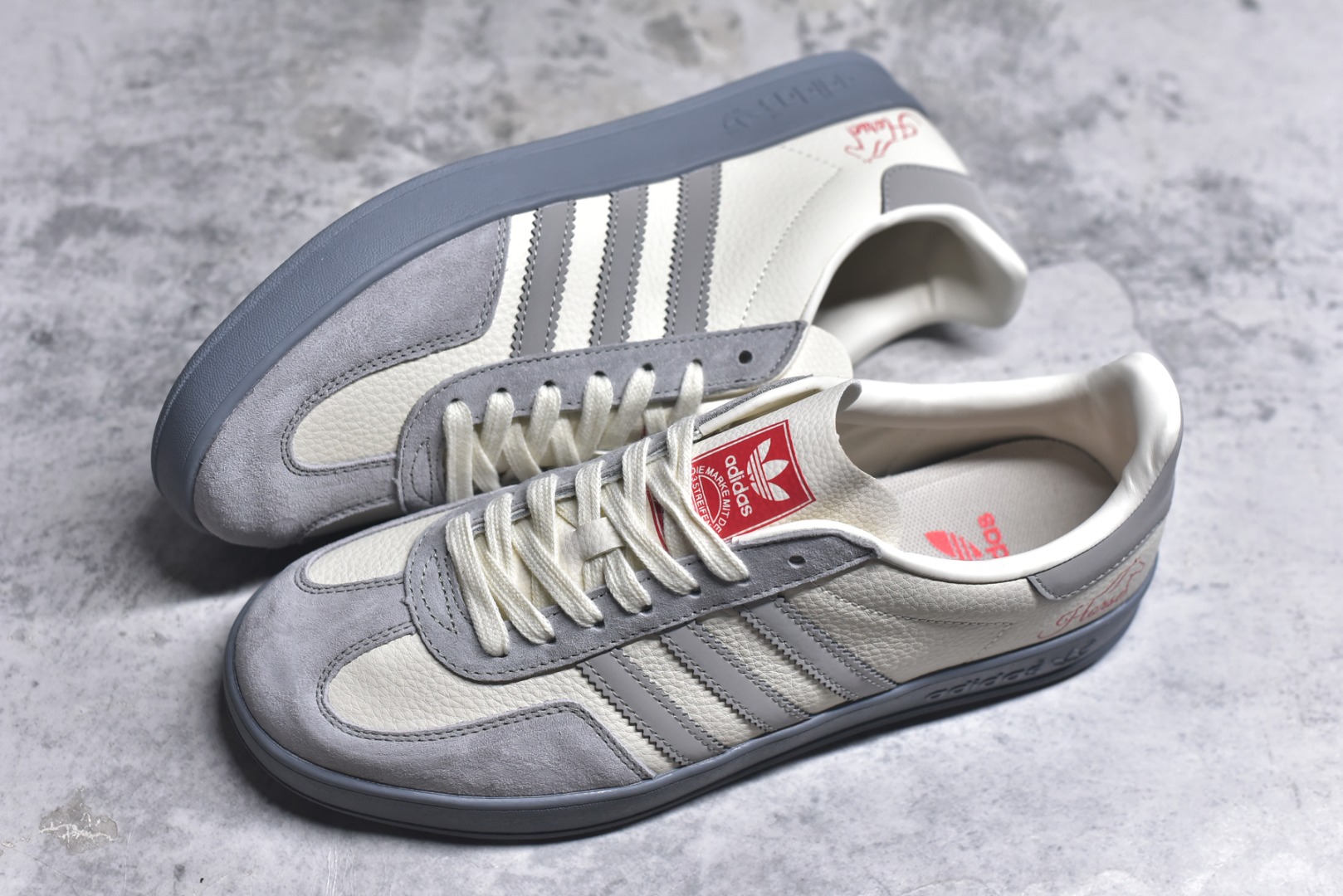 图片[7]-#马年新款海外定制限量发售 Adidas Originals GAZELLE INDOOR“马年联名限定-浅灰红马”专为 2026 丙午马年打造的限定德训鞋，延续 adidas 经典板鞋版型，鞋尾印有红色手写体Horse字样与骏马剪影，笔触轻盈醒目，鞋身主体为米白荔枝纹皮革，搭配浅灰磨砂皮鞋头、同色系三道杠及雾灰橡胶外底，荔枝皮鞋面柔软亲肤，橡胶防滑大底稳当贴脚 货号：ZH2598 尺码：36 36.5 37.5 38 38.5 39 40 40.5 41 42 42.5 43 44 44.5 45-选品中心