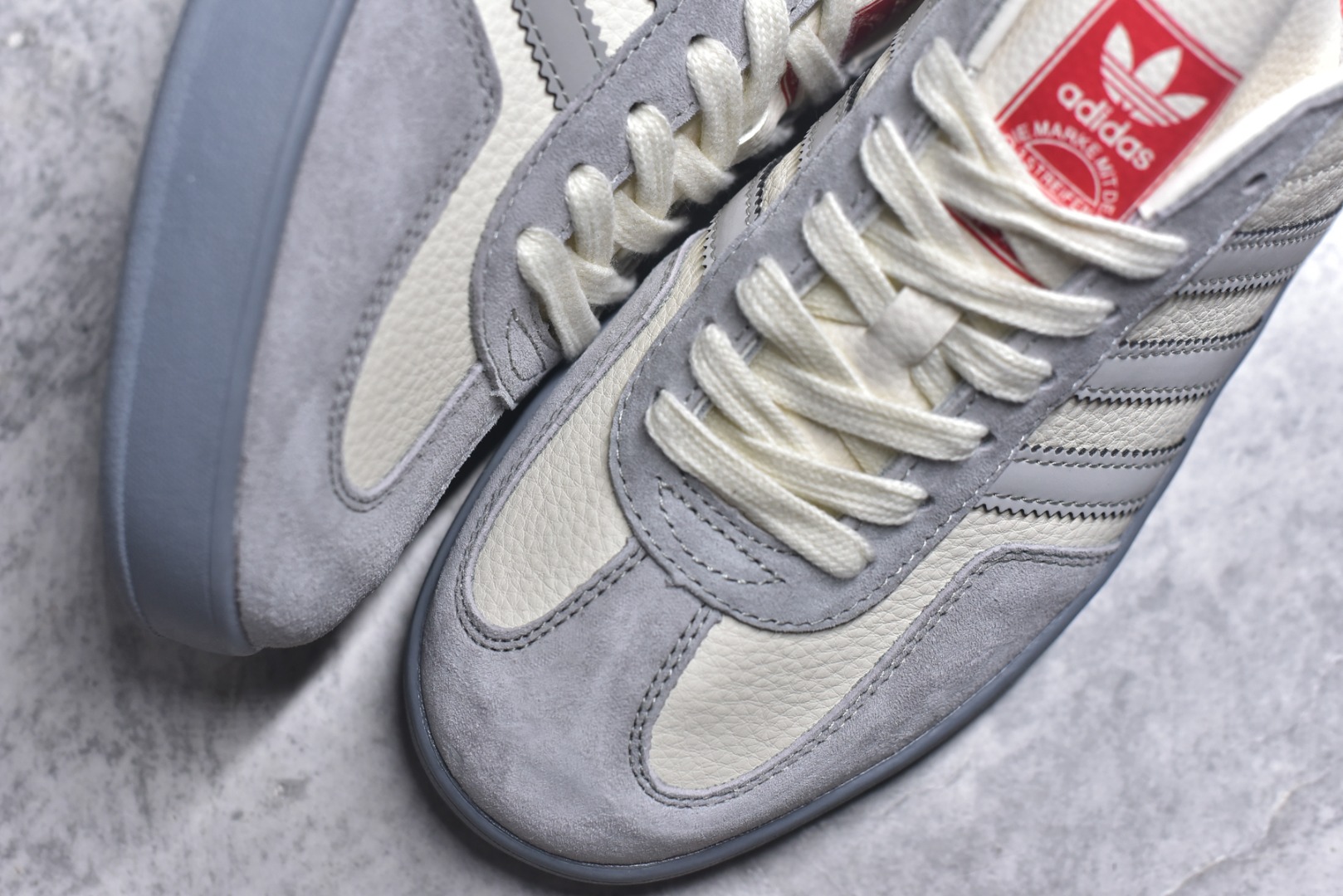 图片[8]-#马年新款海外定制限量发售 Adidas Originals GAZELLE INDOOR“马年联名限定-浅灰红马”专为 2026 丙午马年打造的限定德训鞋，延续 adidas 经典板鞋版型，鞋尾印有红色手写体Horse字样与骏马剪影，笔触轻盈醒目，鞋身主体为米白荔枝纹皮革，搭配浅灰磨砂皮鞋头、同色系三道杠及雾灰橡胶外底，荔枝皮鞋面柔软亲肤，橡胶防滑大底稳当贴脚 货号：ZH2598 尺码：36 36.5 37.5 38 38.5 39 40 40.5 41 42 42.5 43 44 44.5 45-选品中心