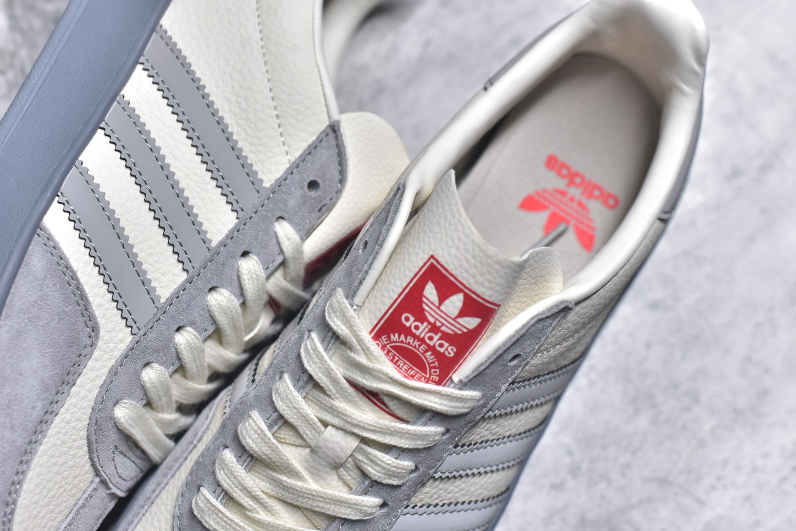 图片[9]-#马年新款海外定制限量发售 Adidas Originals GAZELLE INDOOR“马年联名限定-浅灰红马”专为 2026 丙午马年打造的限定德训鞋，延续 adidas 经典板鞋版型，鞋尾印有红色手写体Horse字样与骏马剪影，笔触轻盈醒目，鞋身主体为米白荔枝纹皮革，搭配浅灰磨砂皮鞋头、同色系三道杠及雾灰橡胶外底，荔枝皮鞋面柔软亲肤，橡胶防滑大底稳当贴脚 货号：ZH2598 尺码：36 36.5 37.5 38 38.5 39 40 40.5 41 42 42.5 43 44 44.5 45-选品中心