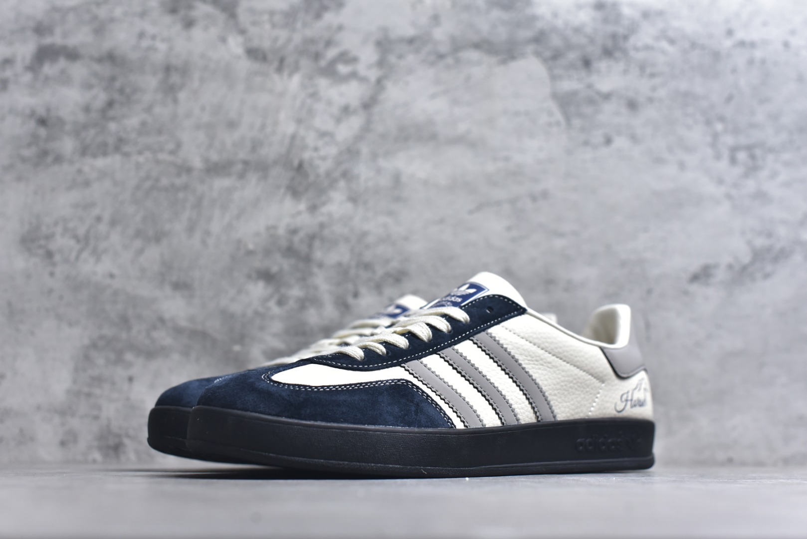 图片[2]-#马年新款海外定制限量发售 Adidas Originals GAZELLE INDOOR“马年联名限定-雅灰”专为 2026 丙午马年打造的限定德训鞋，延续 adidas 经典板鞋版型，鞋尾印有深蓝色手写体 Horse字样与骏马剪影，笔触随性自然，搭配藏青翻毛皮鞋头、浅灰三道杠及全黑橡胶外底，荔枝皮鞋面柔软亲肤，橡胶防滑大底稳当贴脚 货号：ZH2602 尺码：36 36.5 37.5 38 38.5 39 40 40.5 41 42 42.5 43 44 44.5 45-选品中心