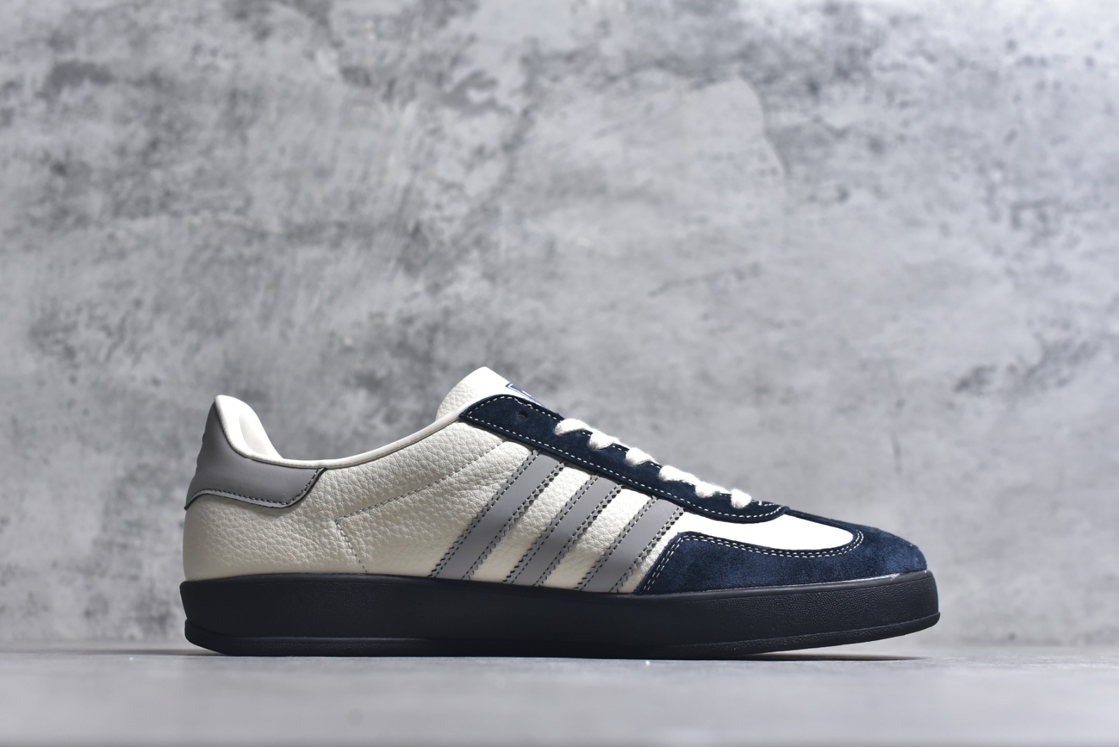图片[3]-#马年新款海外定制限量发售 Adidas Originals GAZELLE INDOOR“马年联名限定-雅灰”专为 2026 丙午马年打造的限定德训鞋，延续 adidas 经典板鞋版型，鞋尾印有深蓝色手写体 Horse字样与骏马剪影，笔触随性自然，搭配藏青翻毛皮鞋头、浅灰三道杠及全黑橡胶外底，荔枝皮鞋面柔软亲肤，橡胶防滑大底稳当贴脚 货号：ZH2602 尺码：36 36.5 37.5 38 38.5 39 40 40.5 41 42 42.5 43 44 44.5 45-选品中心