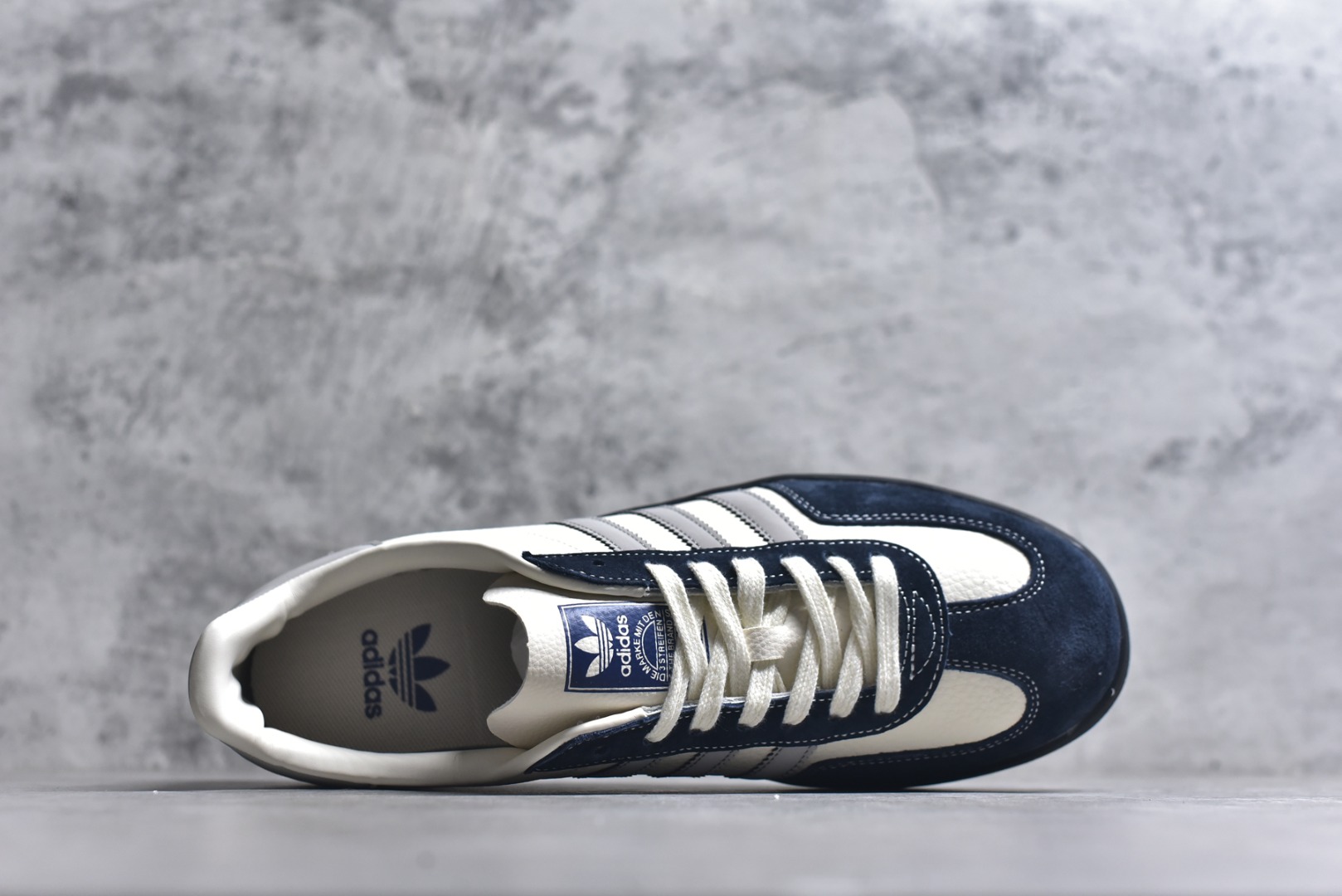 图片[4]-#马年新款海外定制限量发售 Adidas Originals GAZELLE INDOOR“马年联名限定-雅灰”专为 2026 丙午马年打造的限定德训鞋，延续 adidas 经典板鞋版型，鞋尾印有深蓝色手写体 Horse字样与骏马剪影，笔触随性自然，搭配藏青翻毛皮鞋头、浅灰三道杠及全黑橡胶外底，荔枝皮鞋面柔软亲肤，橡胶防滑大底稳当贴脚 货号：ZH2602 尺码：36 36.5 37.5 38 38.5 39 40 40.5 41 42 42.5 43 44 44.5 45-选品中心