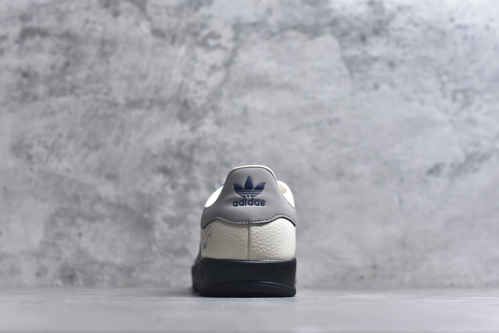 图片[5]-#马年新款海外定制限量发售 Adidas Originals GAZELLE INDOOR“马年联名限定-雅灰”专为 2026 丙午马年打造的限定德训鞋，延续 adidas 经典板鞋版型，鞋尾印有深蓝色手写体 Horse字样与骏马剪影，笔触随性自然，搭配藏青翻毛皮鞋头、浅灰三道杠及全黑橡胶外底，荔枝皮鞋面柔软亲肤，橡胶防滑大底稳当贴脚 货号：ZH2602 尺码：36 36.5 37.5 38 38.5 39 40 40.5 41 42 42.5 43 44 44.5 45-选品中心