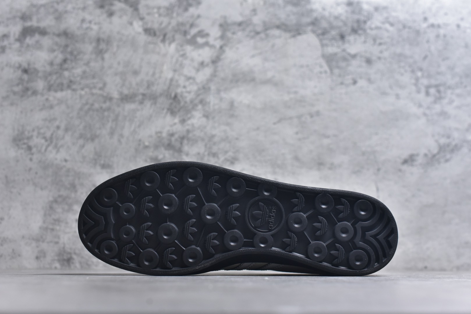 图片[6]-#马年新款海外定制限量发售 Adidas Originals GAZELLE INDOOR“马年联名限定-雅灰”专为 2026 丙午马年打造的限定德训鞋，延续 adidas 经典板鞋版型，鞋尾印有深蓝色手写体 Horse字样与骏马剪影，笔触随性自然，搭配藏青翻毛皮鞋头、浅灰三道杠及全黑橡胶外底，荔枝皮鞋面柔软亲肤，橡胶防滑大底稳当贴脚 货号：ZH2602 尺码：36 36.5 37.5 38 38.5 39 40 40.5 41 42 42.5 43 44 44.5 45-选品中心