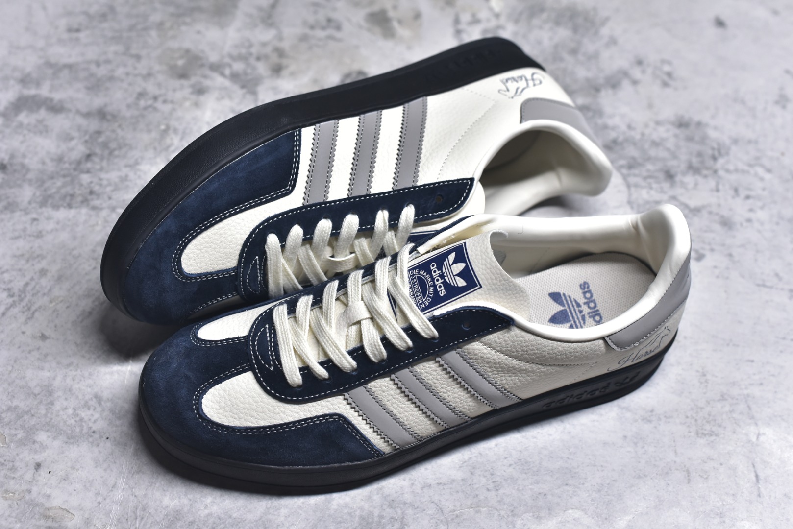图片[7]-#马年新款海外定制限量发售 Adidas Originals GAZELLE INDOOR“马年联名限定-雅灰”专为 2026 丙午马年打造的限定德训鞋，延续 adidas 经典板鞋版型，鞋尾印有深蓝色手写体 Horse字样与骏马剪影，笔触随性自然，搭配藏青翻毛皮鞋头、浅灰三道杠及全黑橡胶外底，荔枝皮鞋面柔软亲肤，橡胶防滑大底稳当贴脚 货号：ZH2602 尺码：36 36.5 37.5 38 38.5 39 40 40.5 41 42 42.5 43 44 44.5 45-选品中心