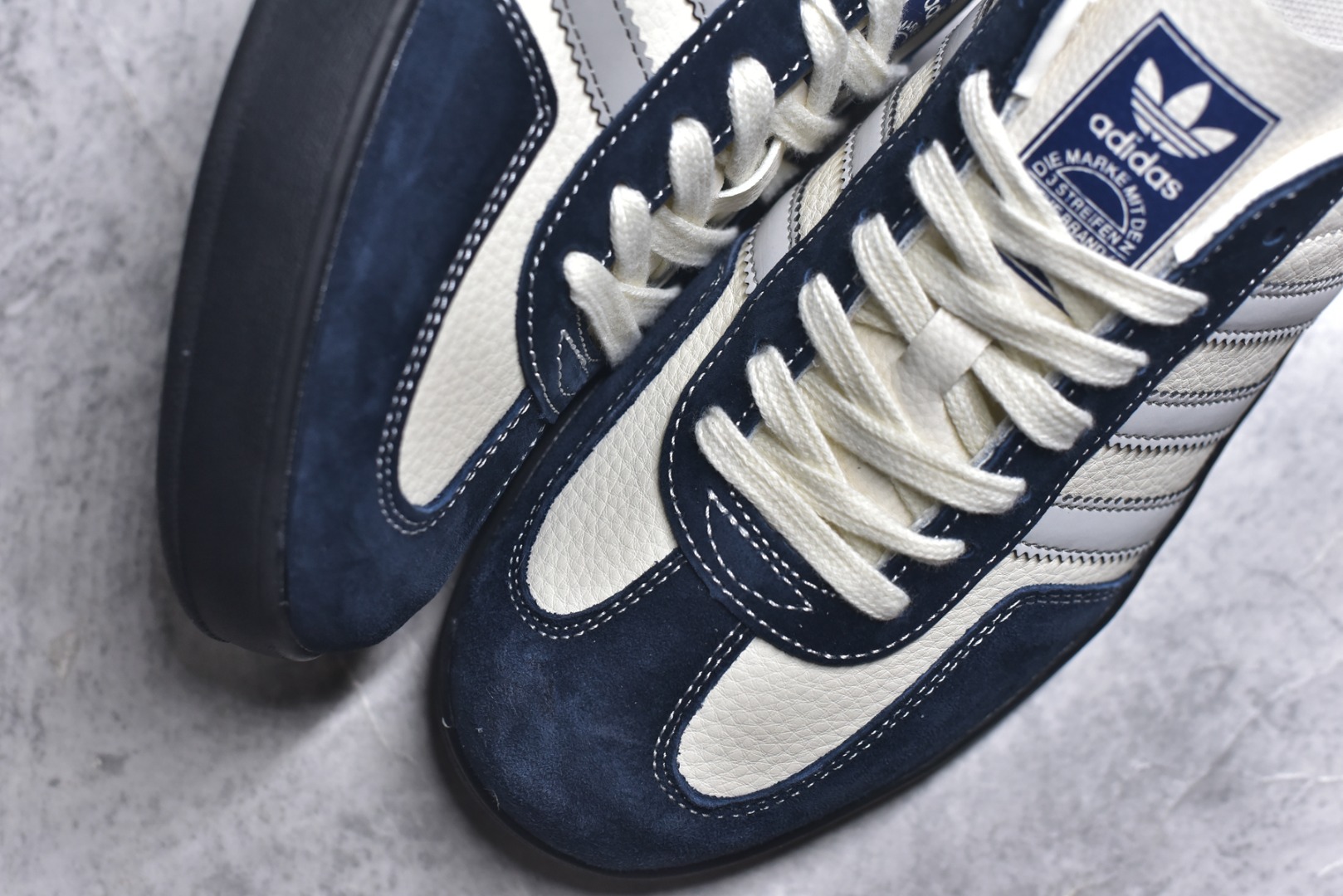 图片[8]-#马年新款海外定制限量发售 Adidas Originals GAZELLE INDOOR“马年联名限定-雅灰”专为 2026 丙午马年打造的限定德训鞋，延续 adidas 经典板鞋版型，鞋尾印有深蓝色手写体 Horse字样与骏马剪影，笔触随性自然，搭配藏青翻毛皮鞋头、浅灰三道杠及全黑橡胶外底，荔枝皮鞋面柔软亲肤，橡胶防滑大底稳当贴脚 货号：ZH2602 尺码：36 36.5 37.5 38 38.5 39 40 40.5 41 42 42.5 43 44 44.5 45-选品中心