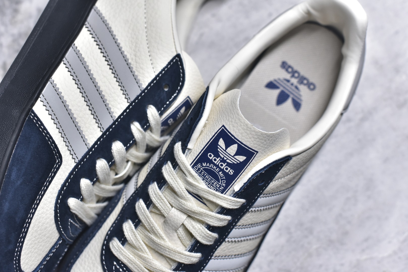 图片[9]-#马年新款海外定制限量发售 Adidas Originals GAZELLE INDOOR“马年联名限定-雅灰”专为 2026 丙午马年打造的限定德训鞋，延续 adidas 经典板鞋版型，鞋尾印有深蓝色手写体 Horse字样与骏马剪影，笔触随性自然，搭配藏青翻毛皮鞋头、浅灰三道杠及全黑橡胶外底，荔枝皮鞋面柔软亲肤，橡胶防滑大底稳当贴脚 货号：ZH2602 尺码：36 36.5 37.5 38 38.5 39 40 40.5 41 42 42.5 43 44 44.5 45-选品中心