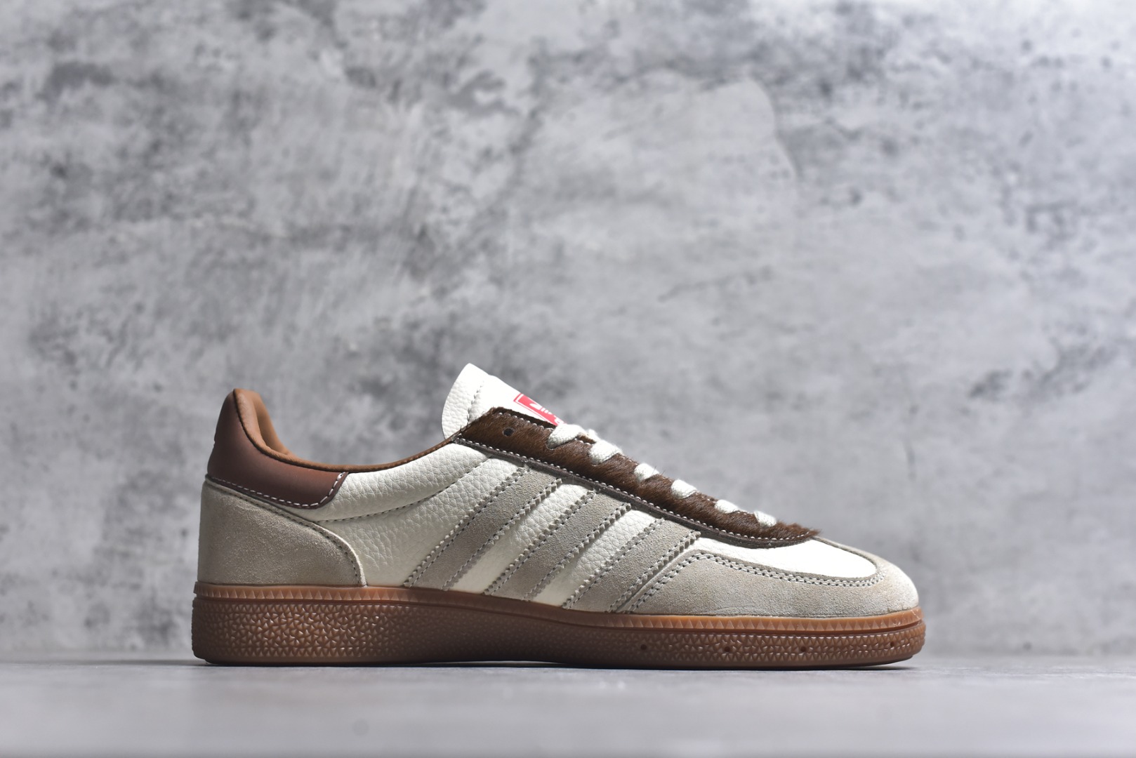 图片[3]-#马年新款海外定制限量发售 Adidas Originals GAZELLE INDOOR“马年联名限定-复古棕”专为 2026 丙午马年打造的限定德训鞋，延续 adidas 经典板鞋版型，鞋尾印有红色手写体 Horse 字样与骏马剪影，鞋头点缀同款迷你刺绣，配深棕翻毛皮鞋头、浅棕三道杠及深棕鞋尾，标志性生胶外底加持，荔枝皮鞋面柔软亲肤，橡胶防滑大底稳当贴脚 货号：JJ2620 尺码：36 36.5 37.5 38 38.5 39 40 40.5 41 42 42.5 43 44 44.5 45-选品中心