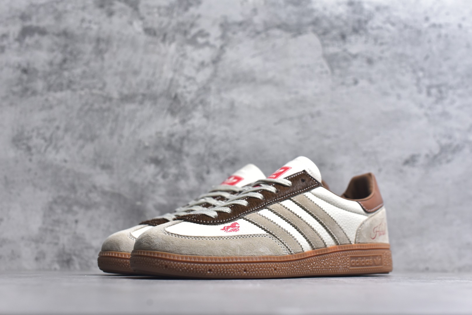 图片[2]-#马年新款海外定制限量发售 Adidas Originals GAZELLE INDOOR“马年联名限定-复古棕”专为 2026 丙午马年打造的限定德训鞋，延续 adidas 经典板鞋版型，鞋尾印有红色手写体 Horse 字样与骏马剪影，鞋头点缀同款迷你刺绣，配深棕翻毛皮鞋头、浅棕三道杠及深棕鞋尾，标志性生胶外底加持，荔枝皮鞋面柔软亲肤，橡胶防滑大底稳当贴脚 货号：JJ2620 尺码：36 36.5 37.5 38 38.5 39 40 40.5 41 42 42.5 43 44 44.5 45-选品中心