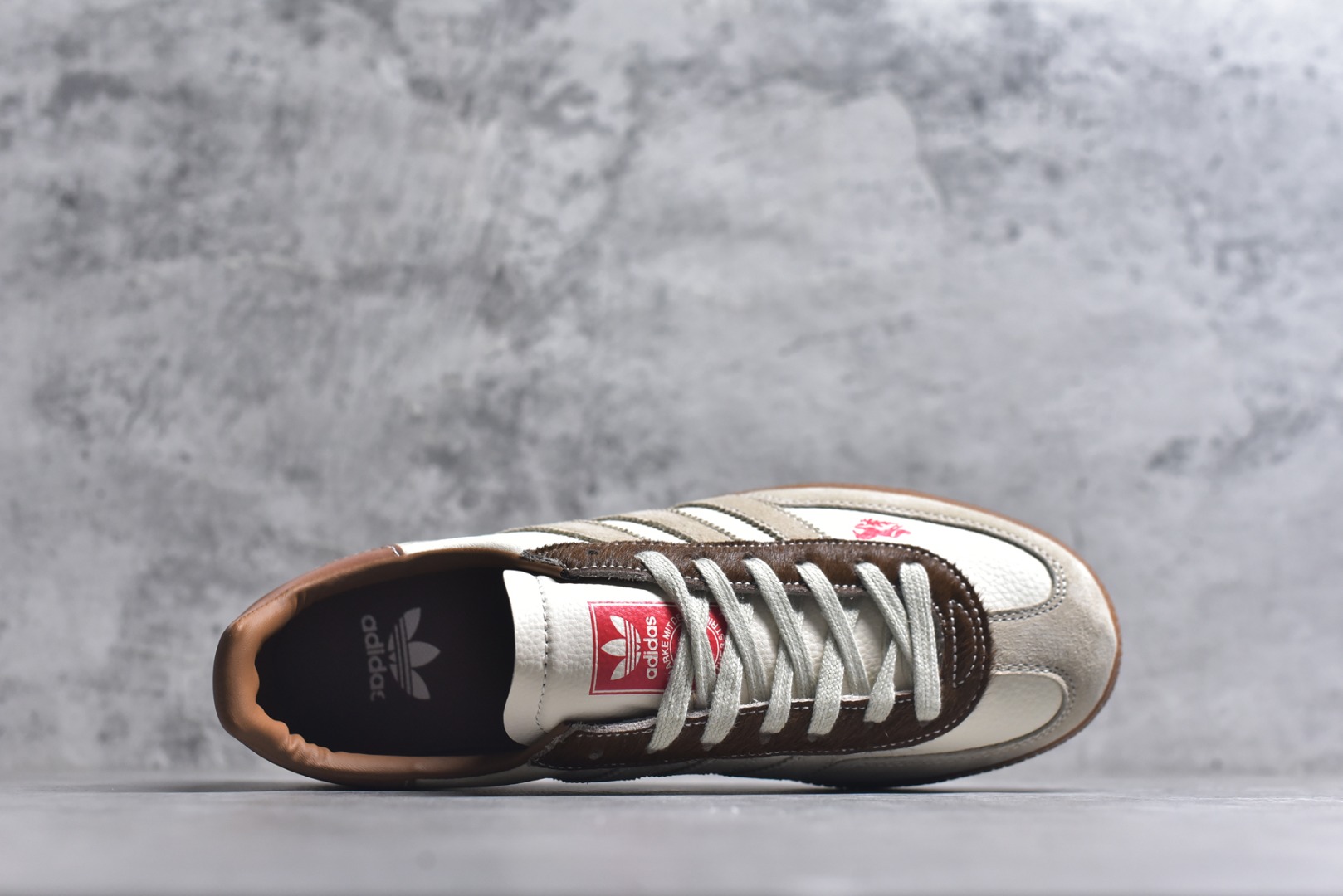 图片[4]-#马年新款海外定制限量发售 Adidas Originals GAZELLE INDOOR“马年联名限定-复古棕”专为 2026 丙午马年打造的限定德训鞋，延续 adidas 经典板鞋版型，鞋尾印有红色手写体 Horse 字样与骏马剪影，鞋头点缀同款迷你刺绣，配深棕翻毛皮鞋头、浅棕三道杠及深棕鞋尾，标志性生胶外底加持，荔枝皮鞋面柔软亲肤，橡胶防滑大底稳当贴脚 货号：JJ2620 尺码：36 36.5 37.5 38 38.5 39 40 40.5 41 42 42.5 43 44 44.5 45-选品中心