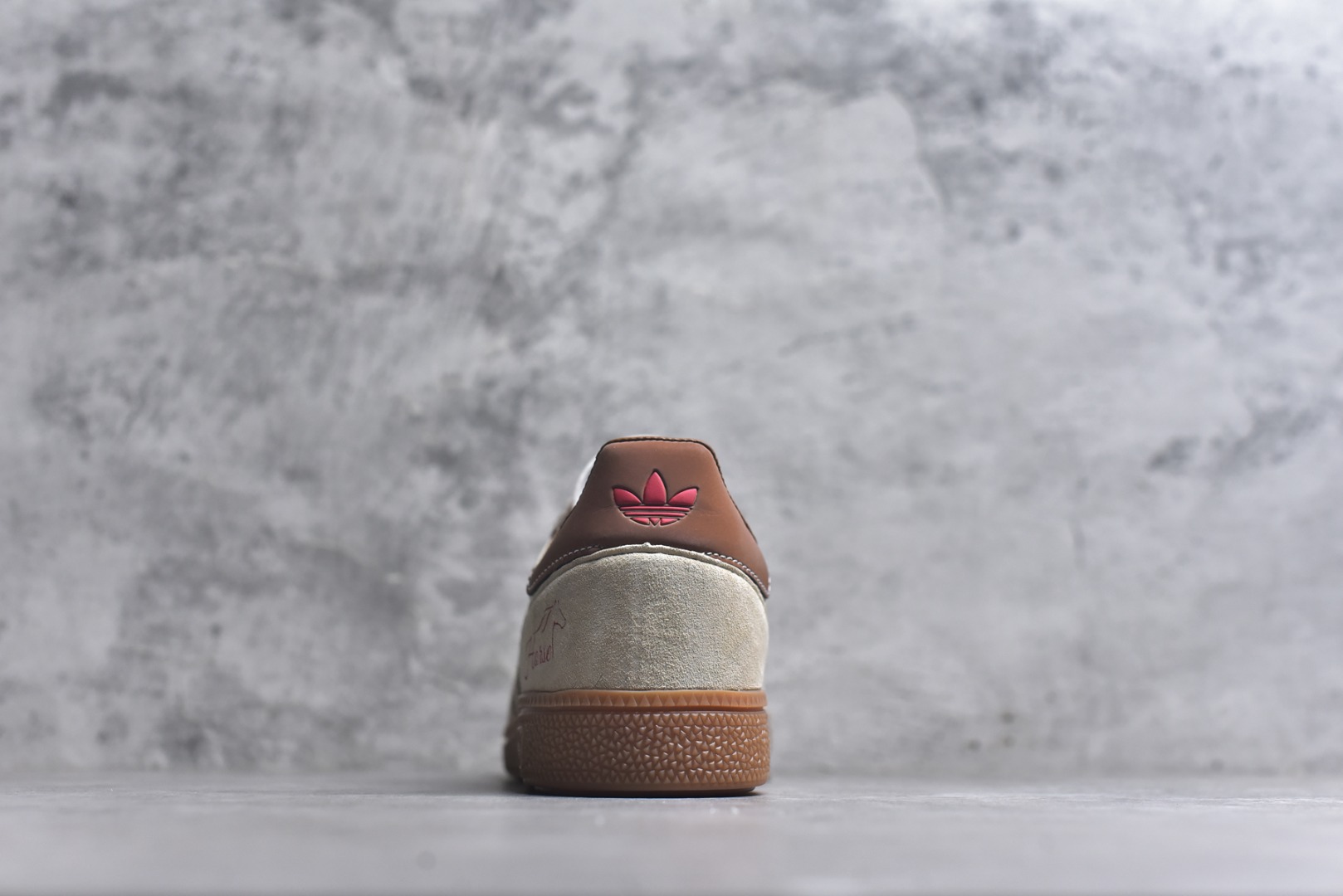 图片[5]-#马年新款海外定制限量发售 Adidas Originals GAZELLE INDOOR“马年联名限定-复古棕”专为 2026 丙午马年打造的限定德训鞋，延续 adidas 经典板鞋版型，鞋尾印有红色手写体 Horse 字样与骏马剪影，鞋头点缀同款迷你刺绣，配深棕翻毛皮鞋头、浅棕三道杠及深棕鞋尾，标志性生胶外底加持，荔枝皮鞋面柔软亲肤，橡胶防滑大底稳当贴脚 货号：JJ2620 尺码：36 36.5 37.5 38 38.5 39 40 40.5 41 42 42.5 43 44 44.5 45-选品中心