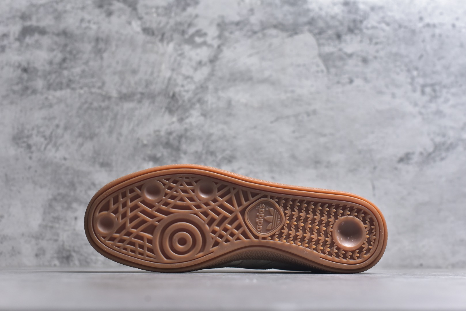 图片[6]-#马年新款海外定制限量发售 Adidas Originals GAZELLE INDOOR“马年联名限定-复古棕”专为 2026 丙午马年打造的限定德训鞋，延续 adidas 经典板鞋版型，鞋尾印有红色手写体 Horse 字样与骏马剪影，鞋头点缀同款迷你刺绣，配深棕翻毛皮鞋头、浅棕三道杠及深棕鞋尾，标志性生胶外底加持，荔枝皮鞋面柔软亲肤，橡胶防滑大底稳当贴脚 货号：JJ2620 尺码：36 36.5 37.5 38 38.5 39 40 40.5 41 42 42.5 43 44 44.5 45-选品中心