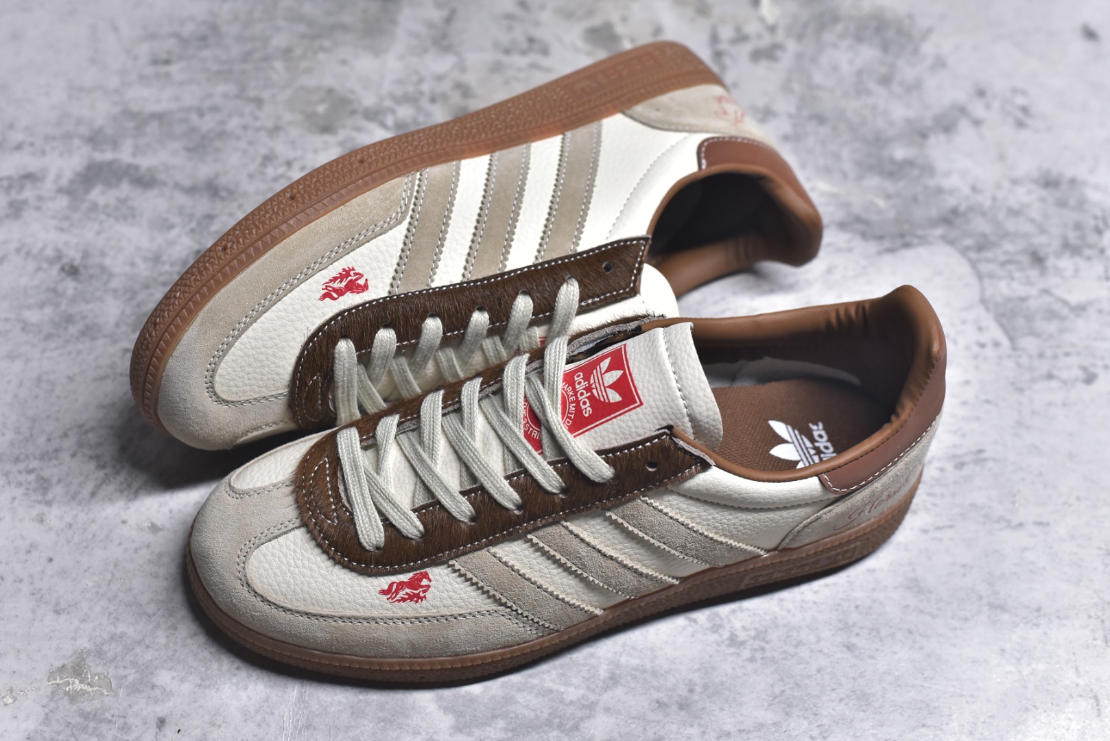 图片[7]-#马年新款海外定制限量发售 Adidas Originals GAZELLE INDOOR“马年联名限定-复古棕”专为 2026 丙午马年打造的限定德训鞋，延续 adidas 经典板鞋版型，鞋尾印有红色手写体 Horse 字样与骏马剪影，鞋头点缀同款迷你刺绣，配深棕翻毛皮鞋头、浅棕三道杠及深棕鞋尾，标志性生胶外底加持，荔枝皮鞋面柔软亲肤，橡胶防滑大底稳当贴脚 货号：JJ2620 尺码：36 36.5 37.5 38 38.5 39 40 40.5 41 42 42.5 43 44 44.5 45-选品中心