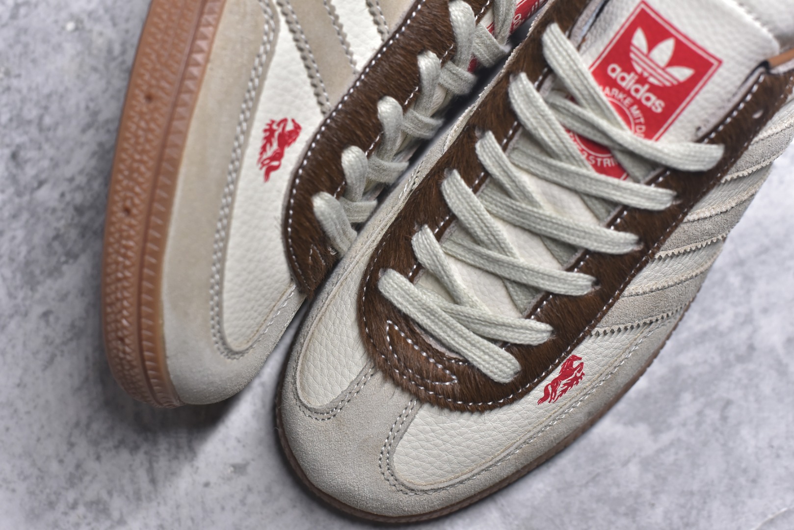 图片[8]-#马年新款海外定制限量发售 Adidas Originals GAZELLE INDOOR“马年联名限定-复古棕”专为 2026 丙午马年打造的限定德训鞋，延续 adidas 经典板鞋版型，鞋尾印有红色手写体 Horse 字样与骏马剪影，鞋头点缀同款迷你刺绣，配深棕翻毛皮鞋头、浅棕三道杠及深棕鞋尾，标志性生胶外底加持，荔枝皮鞋面柔软亲肤，橡胶防滑大底稳当贴脚 货号：JJ2620 尺码：36 36.5 37.5 38 38.5 39 40 40.5 41 42 42.5 43 44 44.5 45-选品中心