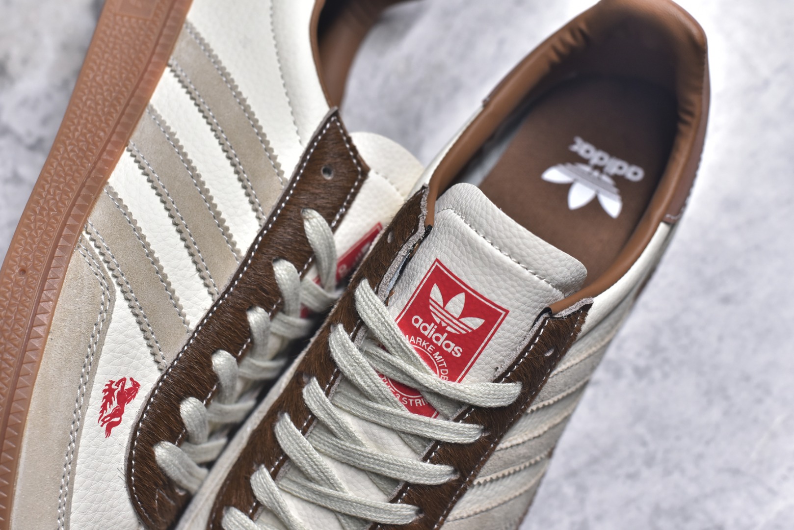 图片[9]-#马年新款海外定制限量发售 Adidas Originals GAZELLE INDOOR“马年联名限定-复古棕”专为 2026 丙午马年打造的限定德训鞋，延续 adidas 经典板鞋版型，鞋尾印有红色手写体 Horse 字样与骏马剪影，鞋头点缀同款迷你刺绣，配深棕翻毛皮鞋头、浅棕三道杠及深棕鞋尾，标志性生胶外底加持，荔枝皮鞋面柔软亲肤，橡胶防滑大底稳当贴脚 货号：JJ2620 尺码：36 36.5 37.5 38 38.5 39 40 40.5 41 42 42.5 43 44 44.5 45-选品中心