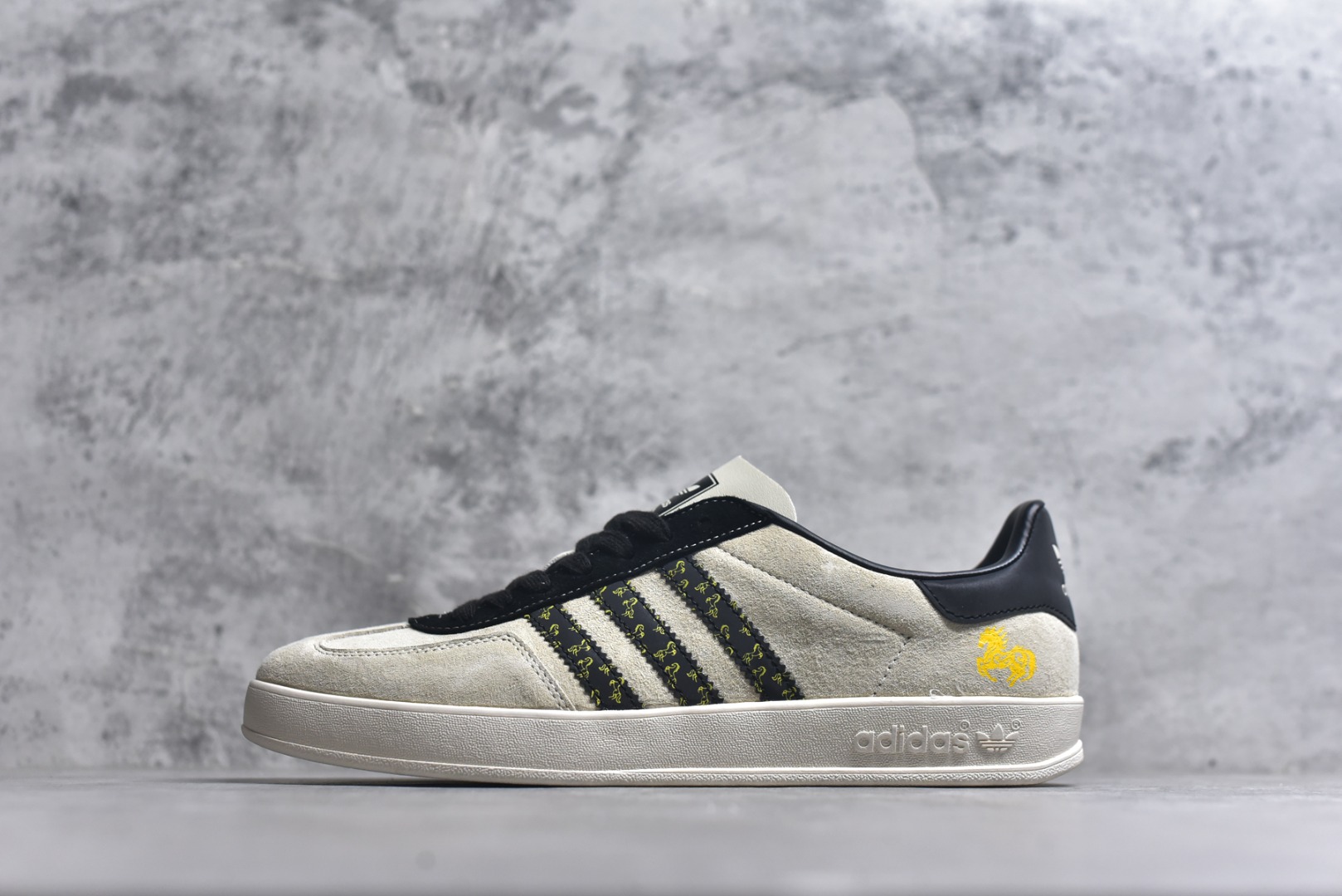 #马年新款海外定制限量发售 Adidas Originals GAZELLE INDOOR“马年联名限定-麂皮灰”专为 2026 丙午马年打造的限定德训鞋，延续 adidas 经典板鞋版型，经经典三道杠采用黑底金纹织带，表面满印连续骏马剪影纹样，纹理细腻立体，荔枝皮鞋面柔软亲肤，橡胶防滑大底稳当贴脚 货号：LX0901 尺码：36 36.5 37.5 38 38.5 39 40 40.5 41 42 42.5 43 44 44.5 45-选品中心