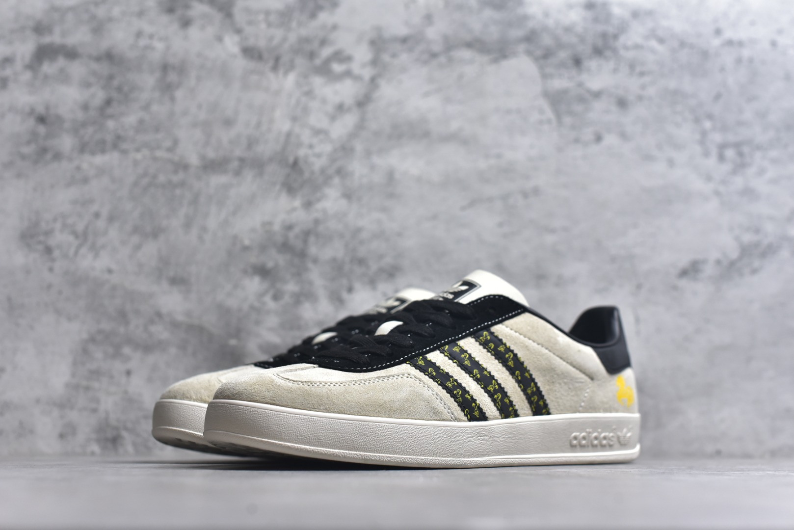 图片[2]-#马年新款海外定制限量发售 Adidas Originals GAZELLE INDOOR“马年联名限定-麂皮灰”专为 2026 丙午马年打造的限定德训鞋，延续 adidas 经典板鞋版型，经经典三道杠采用黑底金纹织带，表面满印连续骏马剪影纹样，纹理细腻立体，荔枝皮鞋面柔软亲肤，橡胶防滑大底稳当贴脚 货号：LX0901 尺码：36 36.5 37.5 38 38.5 39 40 40.5 41 42 42.5 43 44 44.5 45-选品中心