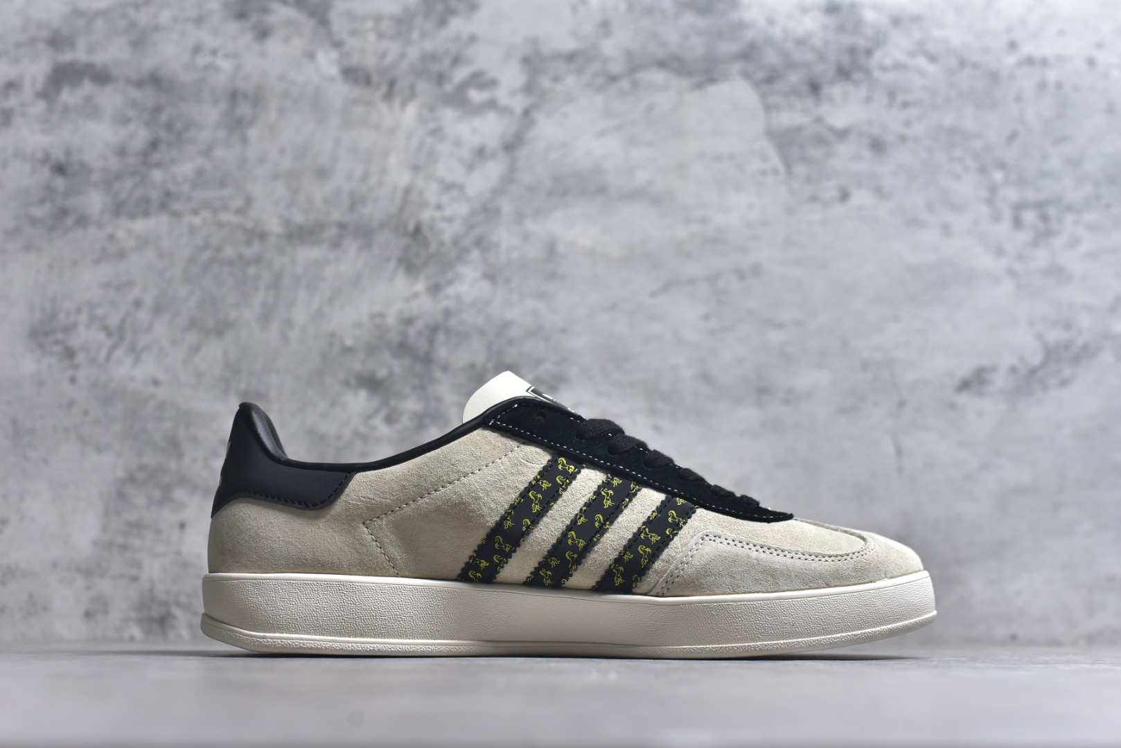 图片[3]-#马年新款海外定制限量发售 Adidas Originals GAZELLE INDOOR“马年联名限定-麂皮灰”专为 2026 丙午马年打造的限定德训鞋，延续 adidas 经典板鞋版型，经经典三道杠采用黑底金纹织带，表面满印连续骏马剪影纹样，纹理细腻立体，荔枝皮鞋面柔软亲肤，橡胶防滑大底稳当贴脚 货号：LX0901 尺码：36 36.5 37.5 38 38.5 39 40 40.5 41 42 42.5 43 44 44.5 45-选品中心