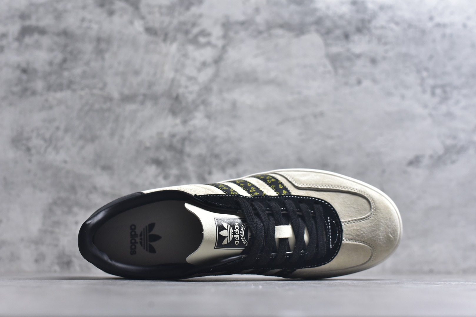 图片[4]-#马年新款海外定制限量发售 Adidas Originals GAZELLE INDOOR“马年联名限定-麂皮灰”专为 2026 丙午马年打造的限定德训鞋，延续 adidas 经典板鞋版型，经经典三道杠采用黑底金纹织带，表面满印连续骏马剪影纹样，纹理细腻立体，荔枝皮鞋面柔软亲肤，橡胶防滑大底稳当贴脚 货号：LX0901 尺码：36 36.5 37.5 38 38.5 39 40 40.5 41 42 42.5 43 44 44.5 45-选品中心