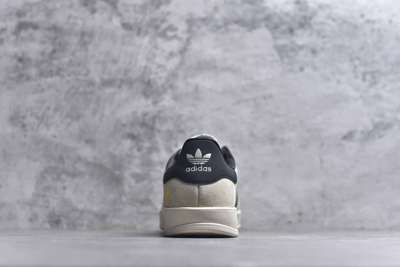 图片[5]-#马年新款海外定制限量发售 Adidas Originals GAZELLE INDOOR“马年联名限定-麂皮灰”专为 2026 丙午马年打造的限定德训鞋，延续 adidas 经典板鞋版型，经经典三道杠采用黑底金纹织带，表面满印连续骏马剪影纹样，纹理细腻立体，荔枝皮鞋面柔软亲肤，橡胶防滑大底稳当贴脚 货号：LX0901 尺码：36 36.5 37.5 38 38.5 39 40 40.5 41 42 42.5 43 44 44.5 45-选品中心